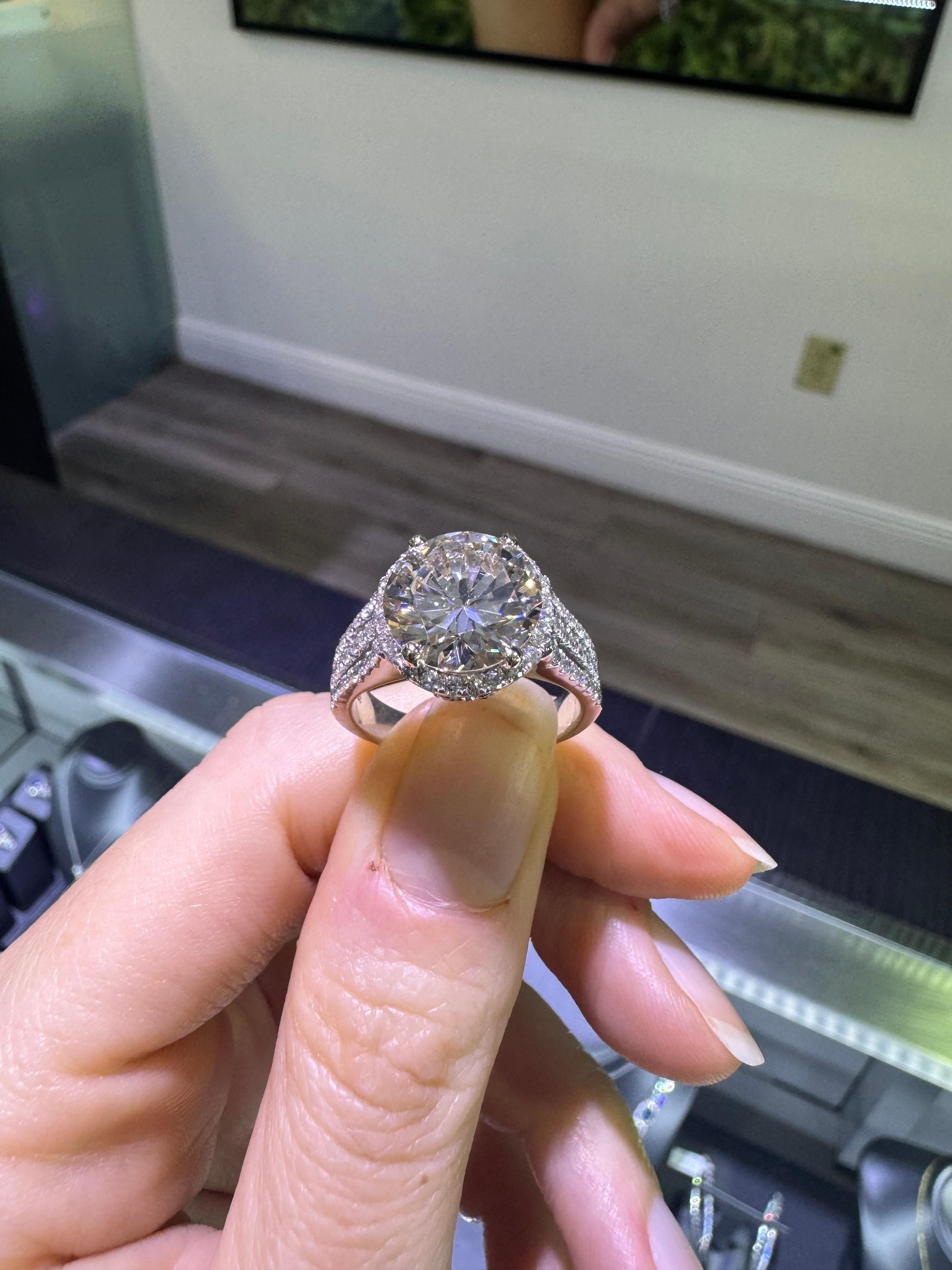 GIA Natural 4.49 Carat Round Brilliant Diamond 18 Karat Engagement Ring In Stock For Sale 3