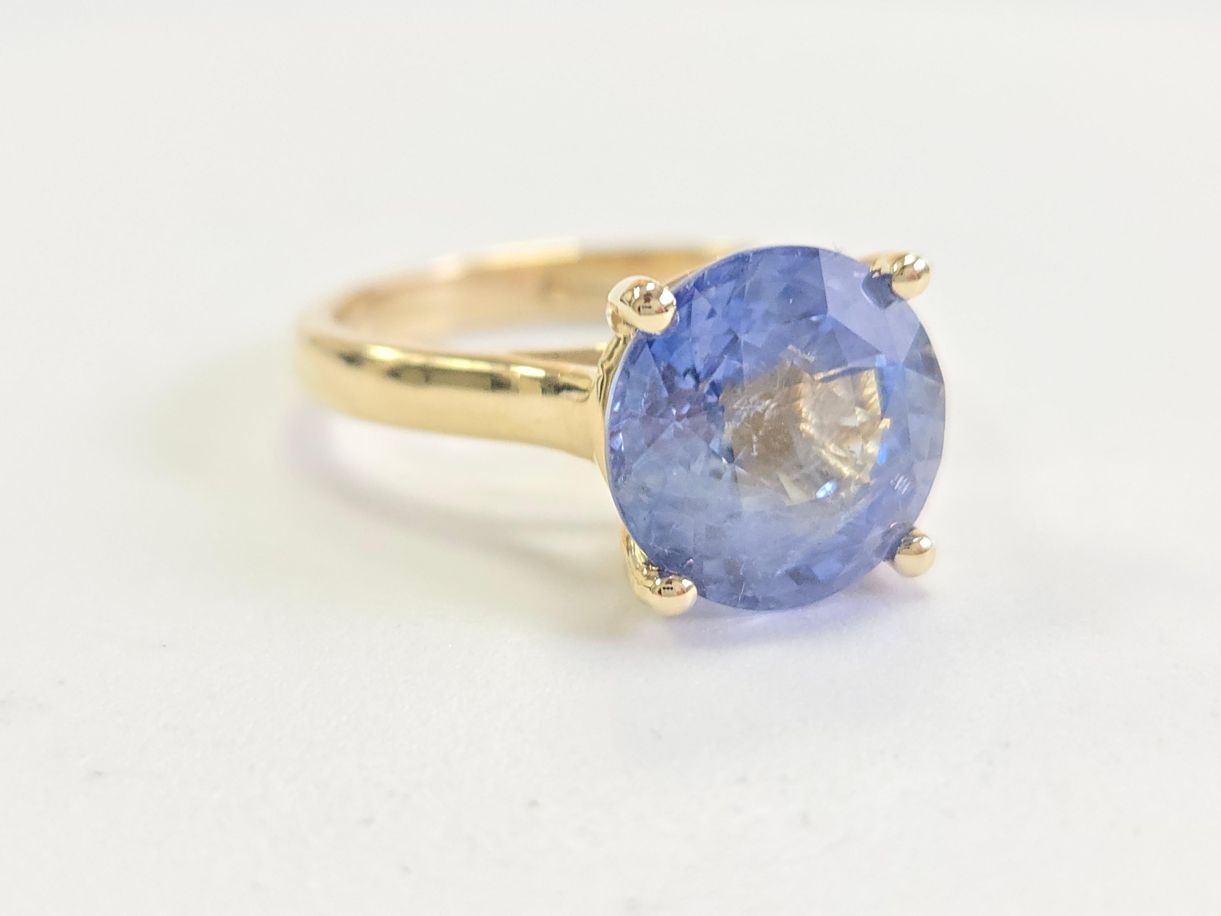 GIA Natural 5.60 Carats Round Shape Sapphire Ring 14 Karat Yellow Gold In New Condition For Sale In Great Neck Plaza, NY