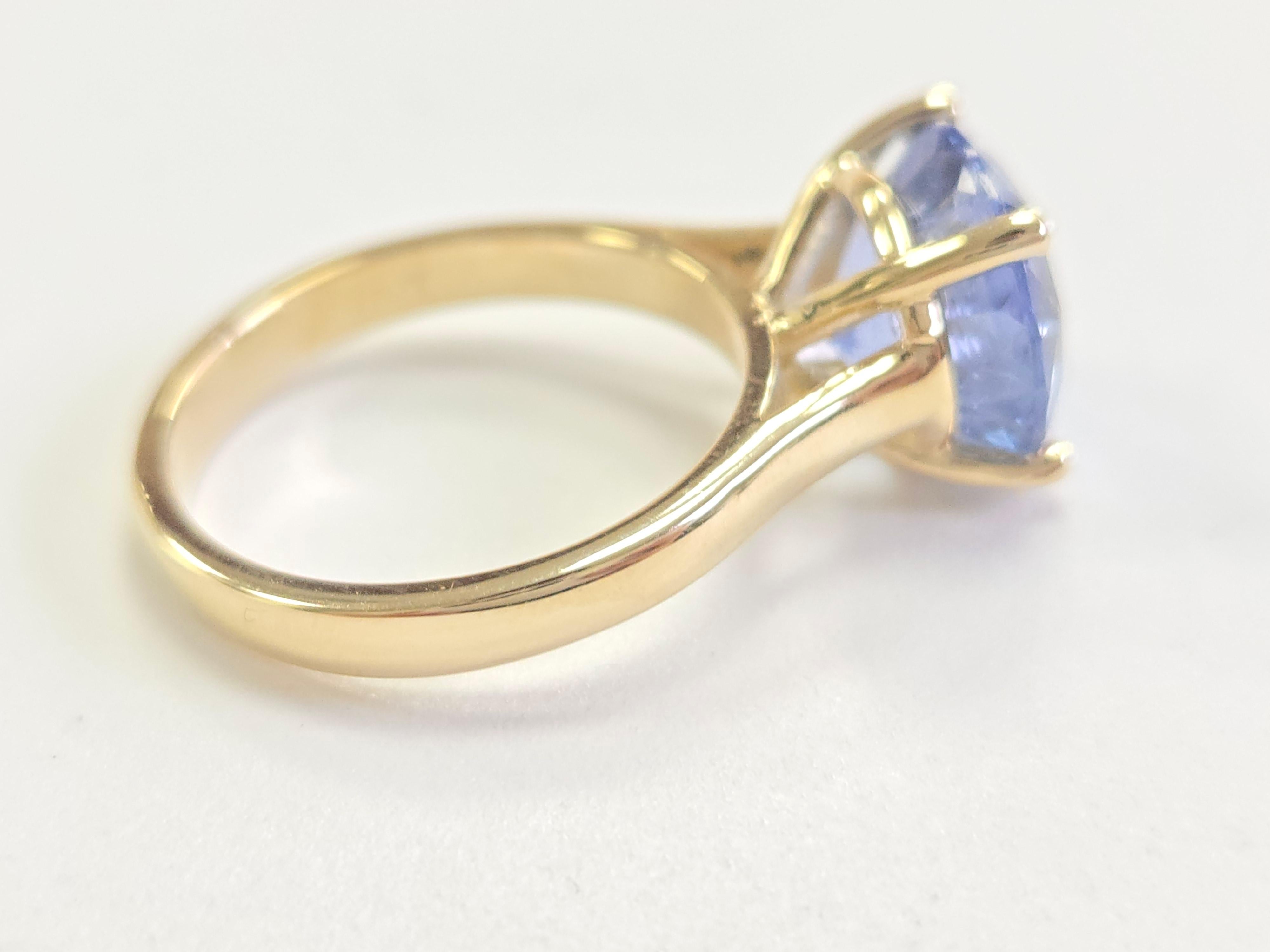 Women's GIA Natural 5.60 Carats Round Shape Sapphire Ring 14 Karat Yellow Gold For Sale