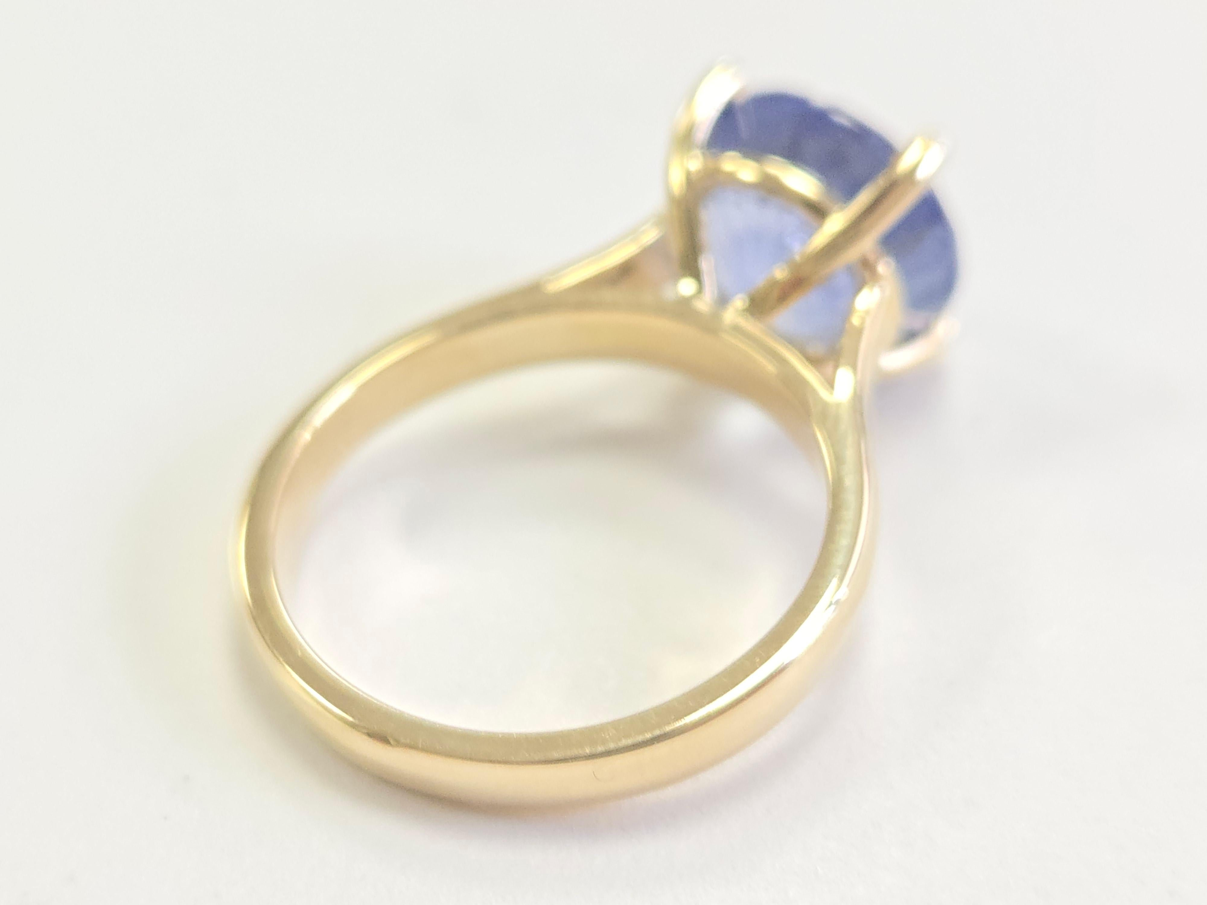 GIA Natural 5.60 Carats Round Shape Sapphire Ring 14 Karat Yellow Gold For Sale 1