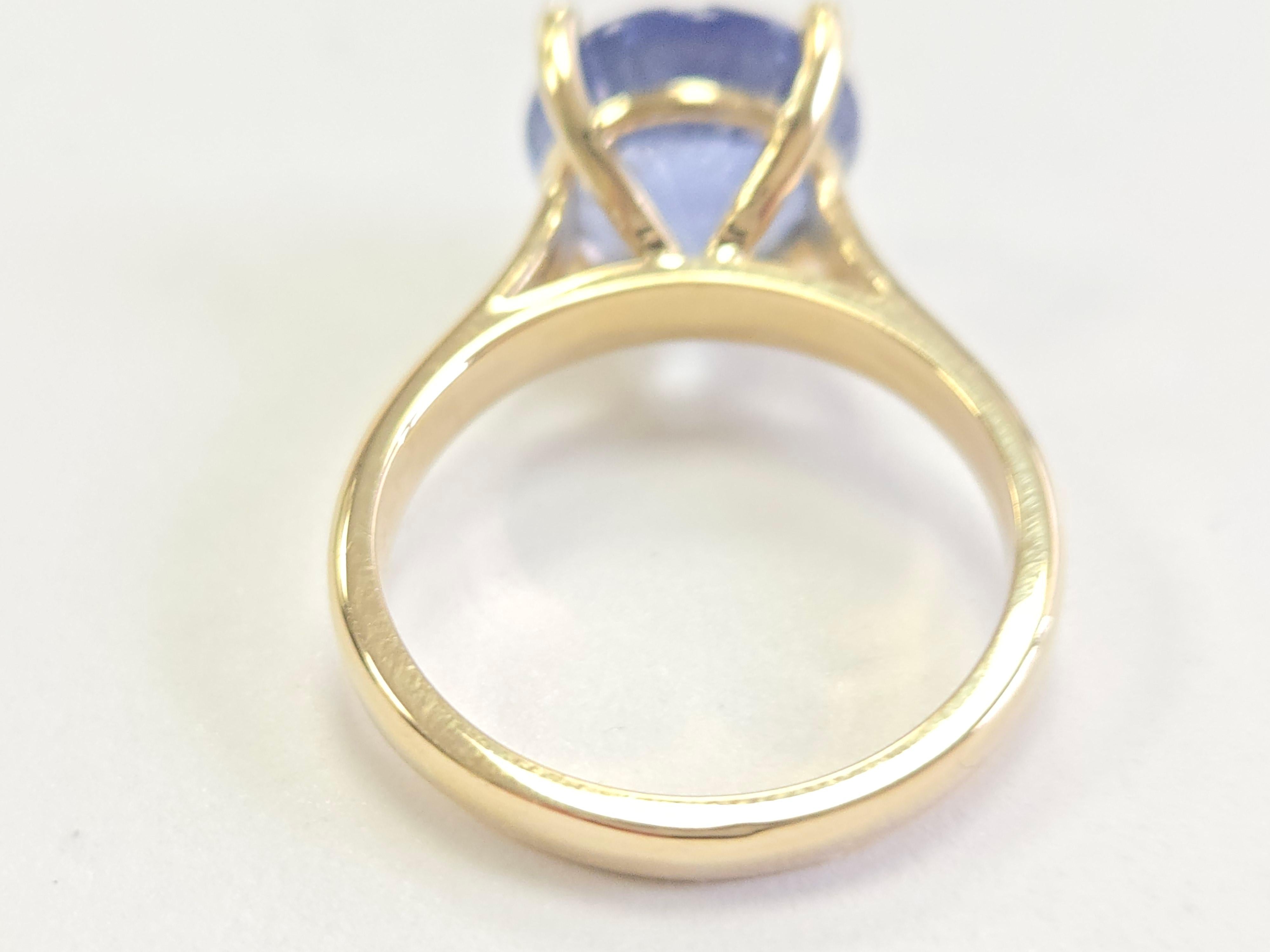 GIA Natural 5.60 Carats Round Shape Sapphire Ring 14 Karat Yellow Gold For Sale 2