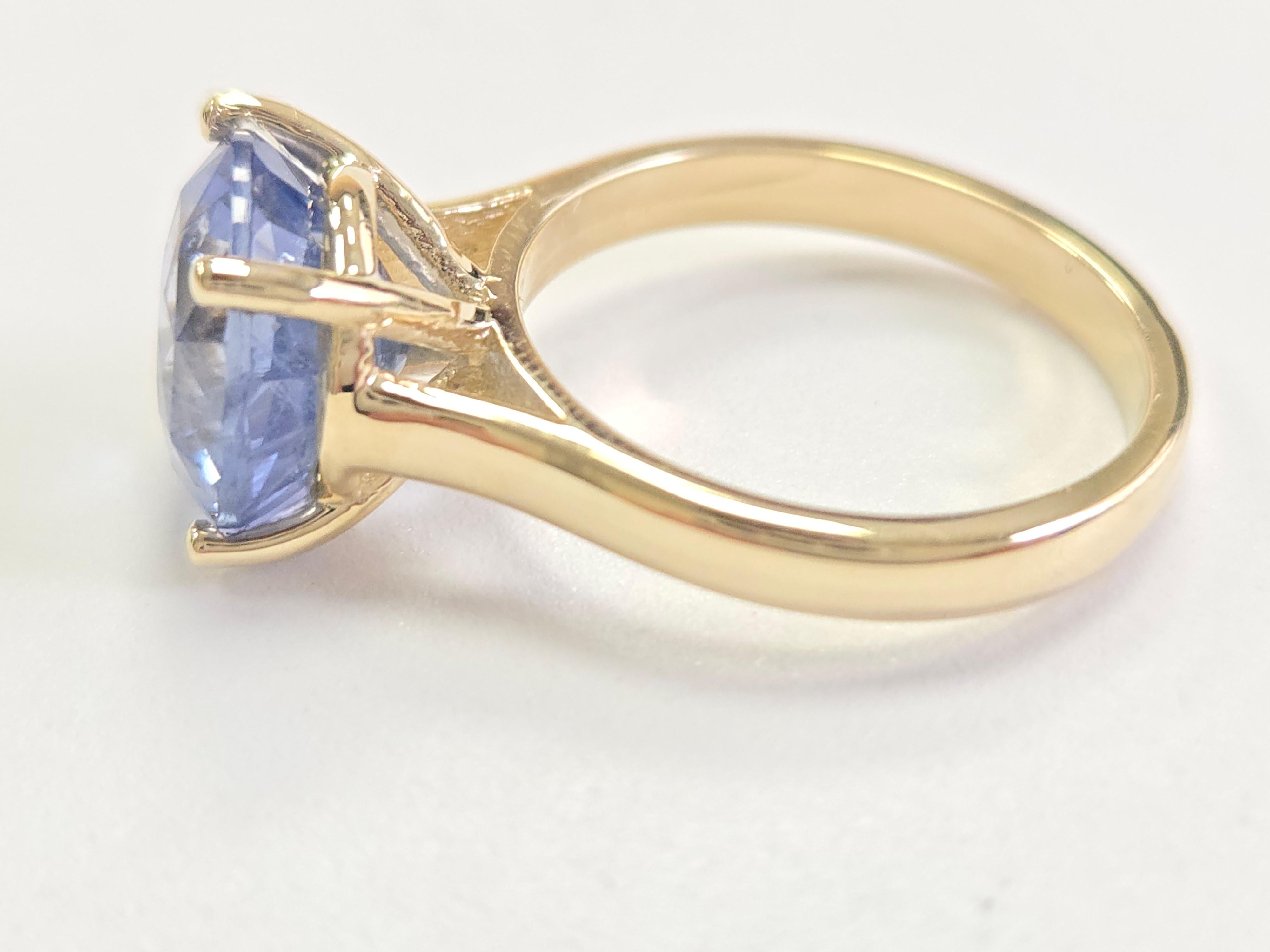 GIA Natural 5.60 Carats Round Shape Sapphire Ring 14 Karat Yellow Gold For Sale 4