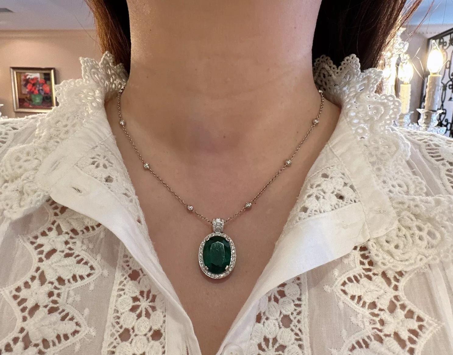 GIA Natürlicher Smaragd 11,76 Karat Anhänger mit Diamanten in 18k Weißgold

Natürlicher ovaler Smaragd- und Diamantanhänger mit einem natürlichen Smaragd mit einem Gewicht von 11,76 Karat in der Mitte, umgeben von natürlichen runden Brillanten und