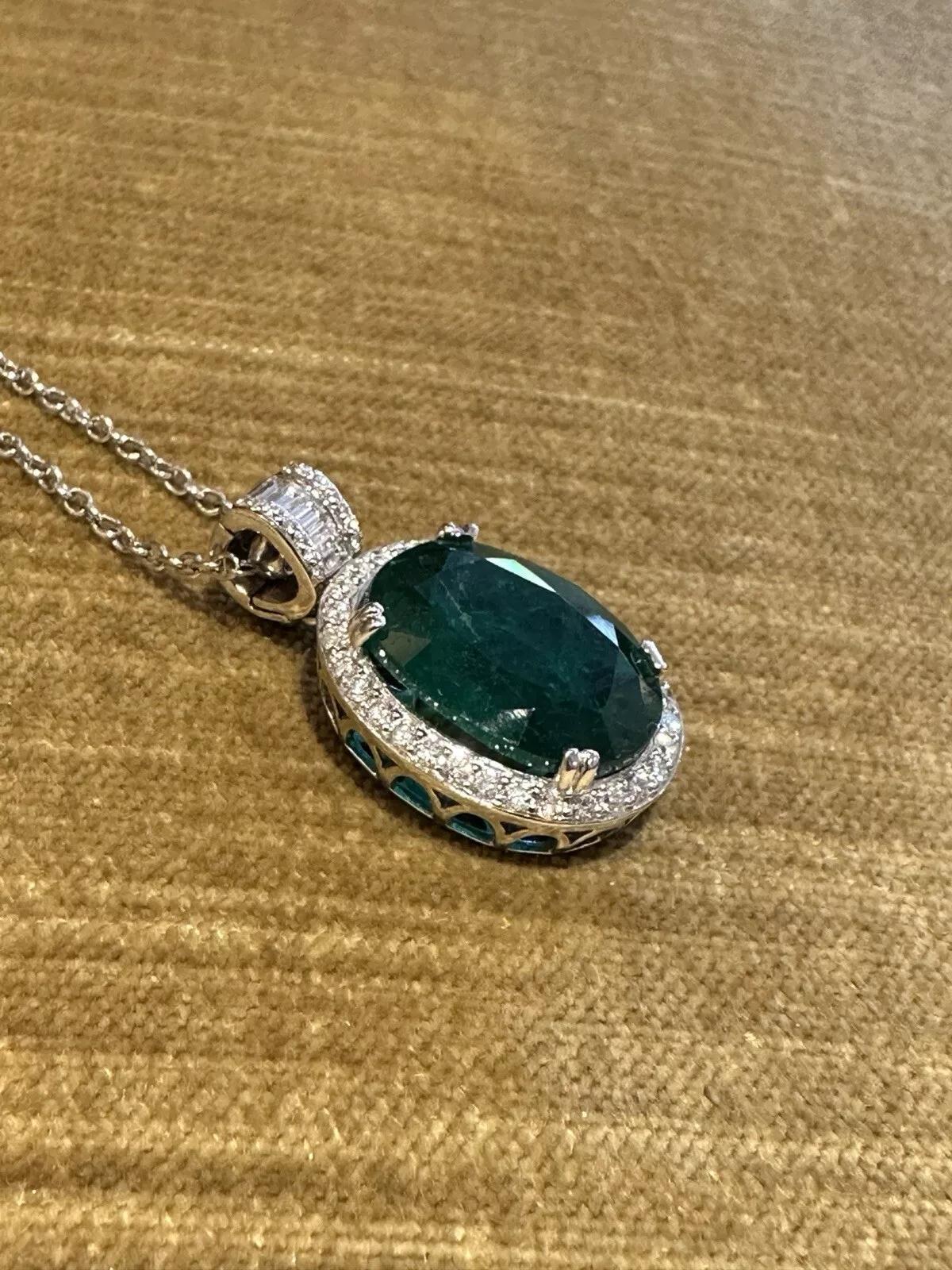 GIA Natürlicher Smaragd 11,76 Karat Anhänger mit Diamanten in 18k Weißgold im Zustand „Hervorragend“ in La Jolla, CA