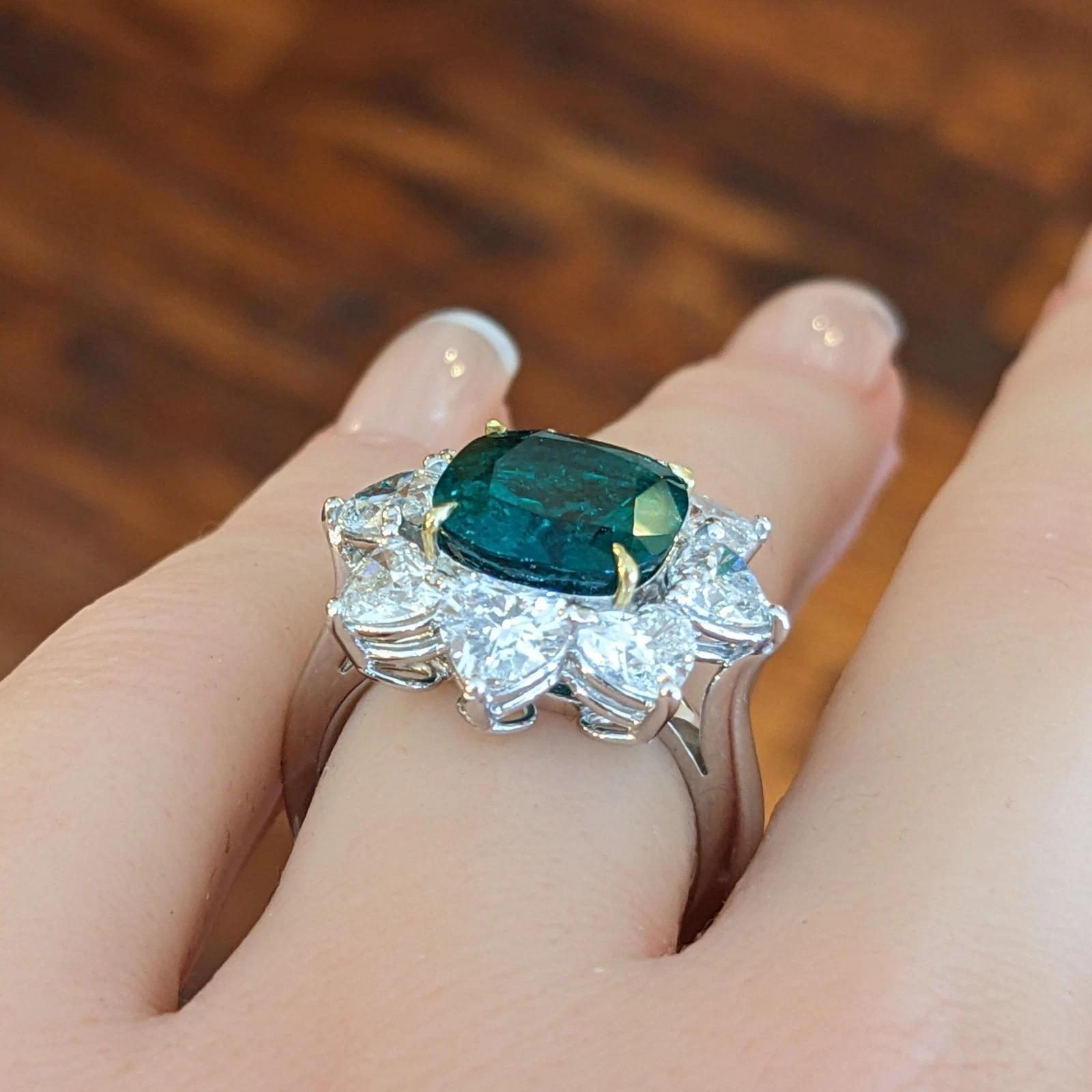 Taille coussin Bague en or blanc 18k ornée d'une émeraude naturelle GIA de 4,83 ct et de diamants en forme de cœur en vente