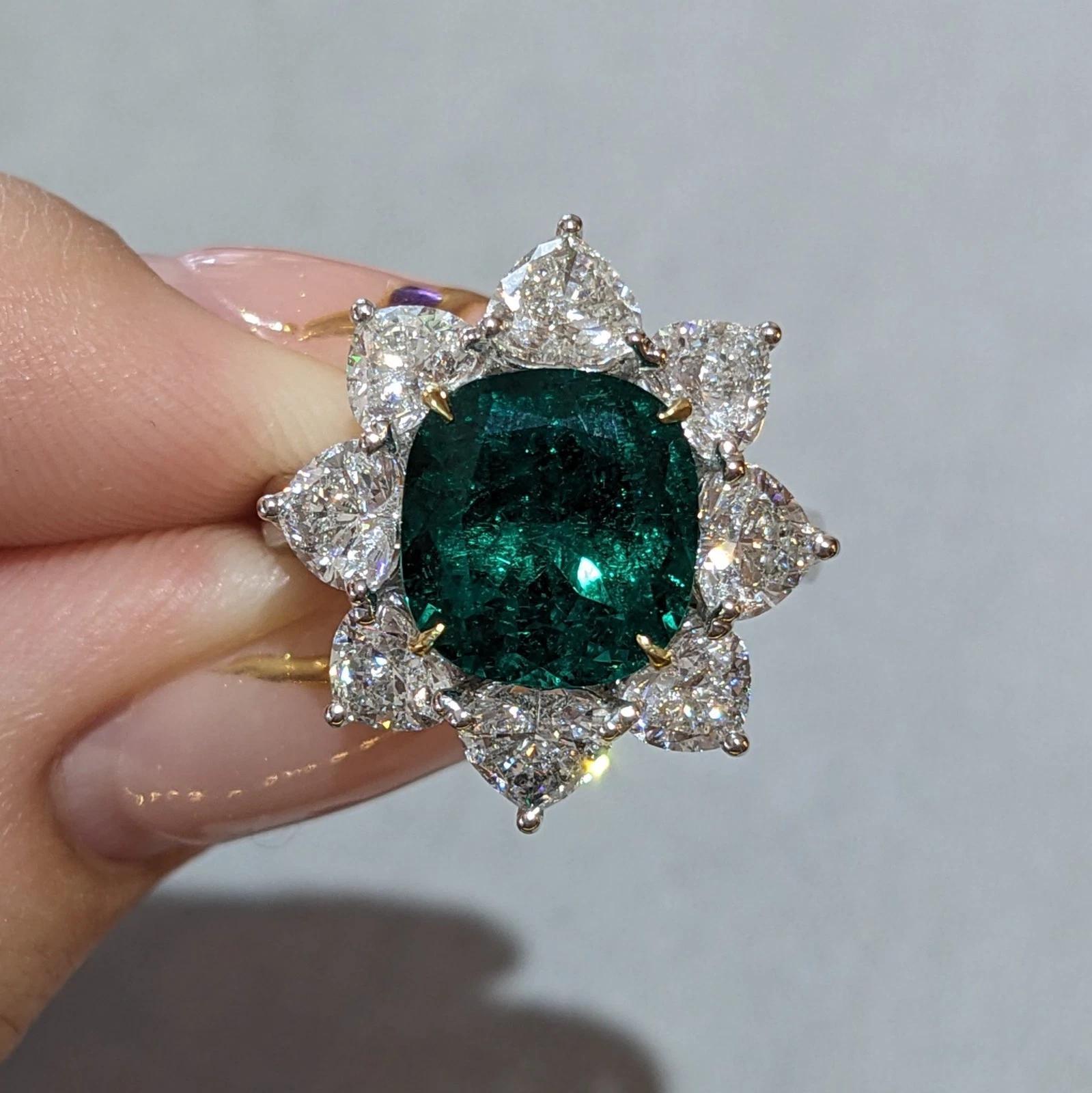 Bague en or blanc 18k ornée d'une émeraude naturelle GIA de 4,83 ct et de diamants en forme de cœur Excellent état - En vente à La Jolla, CA