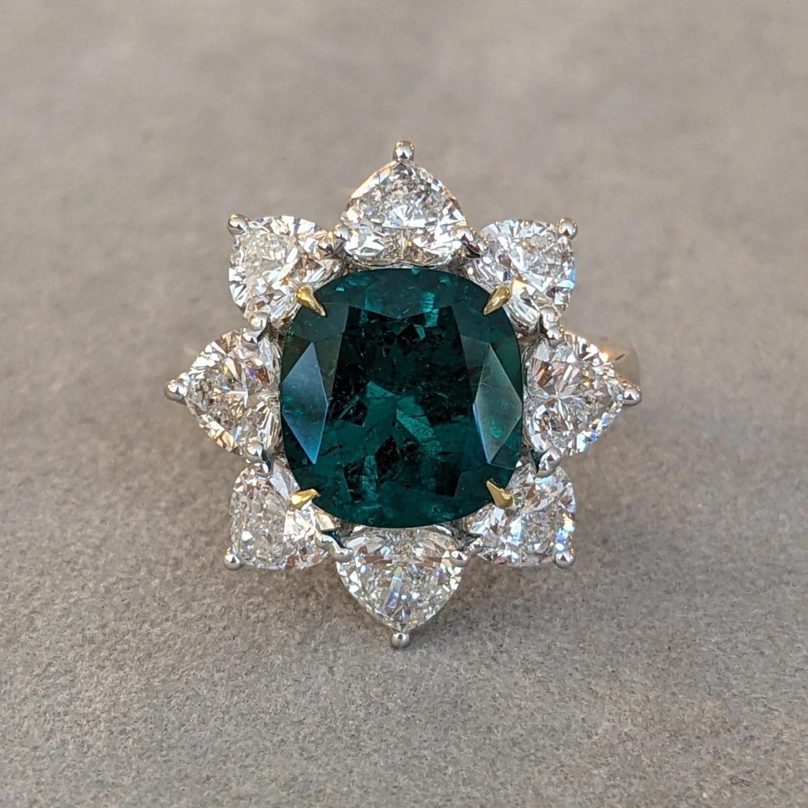 Bague en or blanc 18k ornée d'une émeraude naturelle GIA de 4,83 ct et de diamants en forme de cœur Pour femmes en vente
