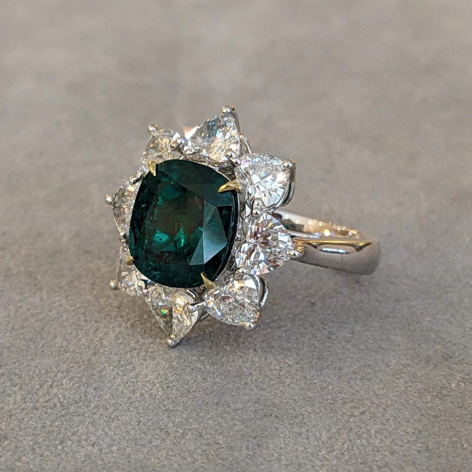 Bague en or blanc 18k ornée d'une émeraude naturelle GIA de 4,83 ct et de diamants en forme de cœur en vente 1