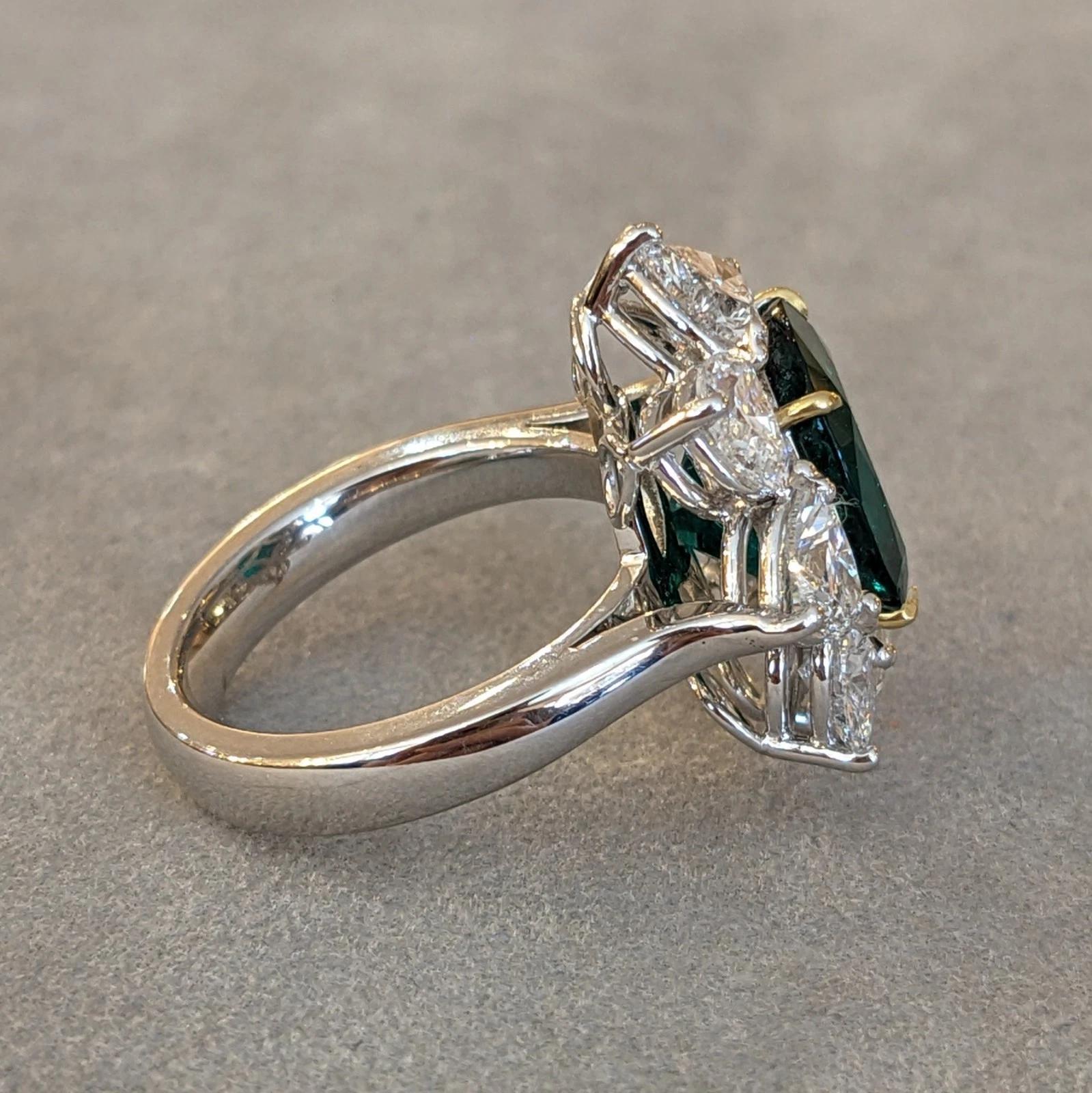 Bague en or blanc 18k ornée d'une émeraude naturelle GIA de 4,83 ct et de diamants en forme de cœur en vente 2