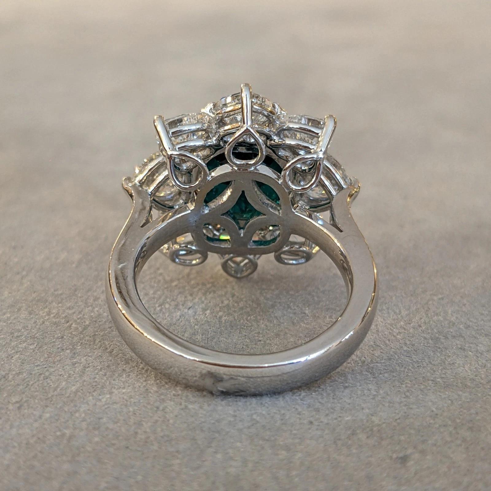 Bague en or blanc 18k ornée d'une émeraude naturelle GIA de 4,83 ct et de diamants en forme de cœur en vente 3