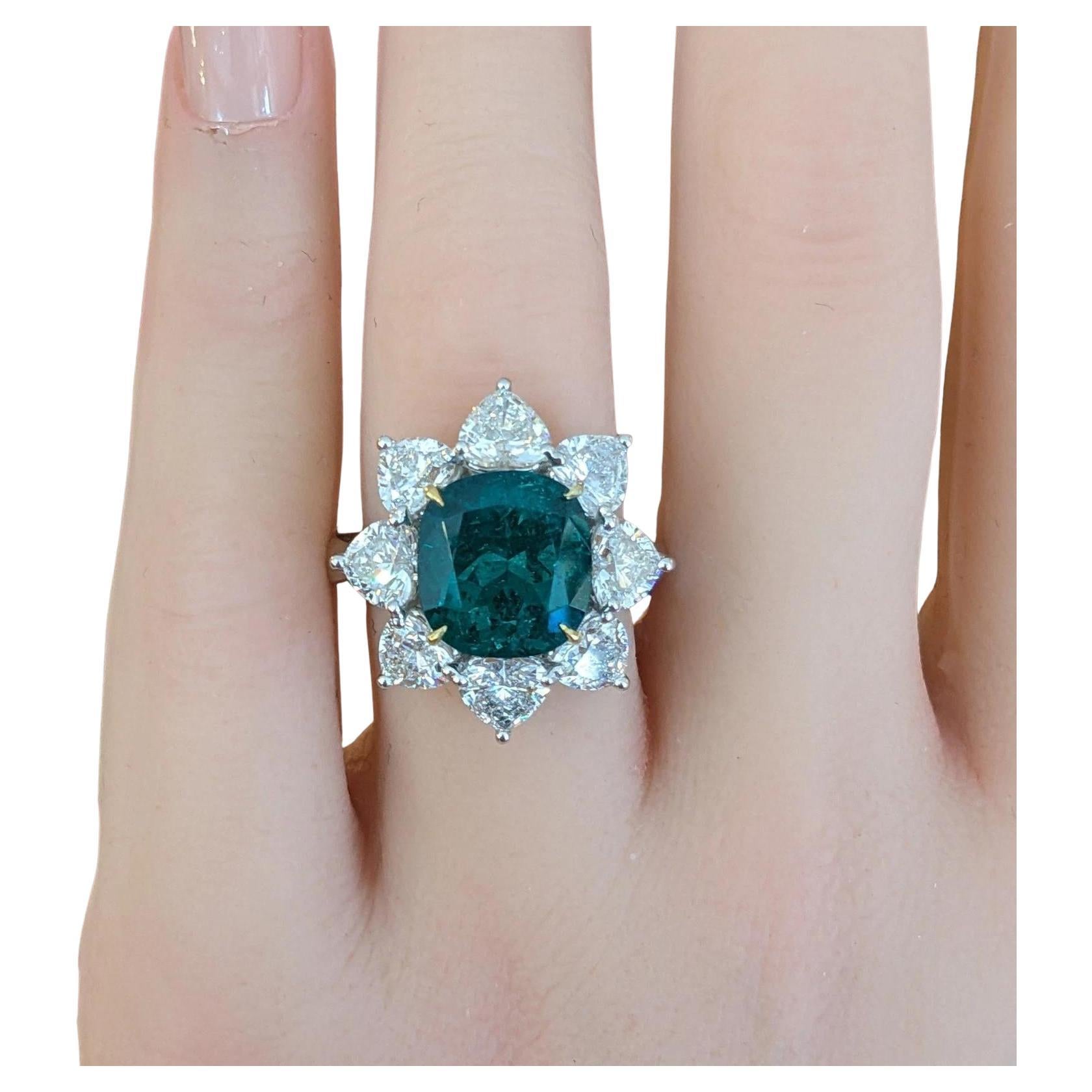 Bague en or blanc 18k ornée d'une émeraude naturelle GIA de 4,83 ct et de diamants en forme de cœur en vente