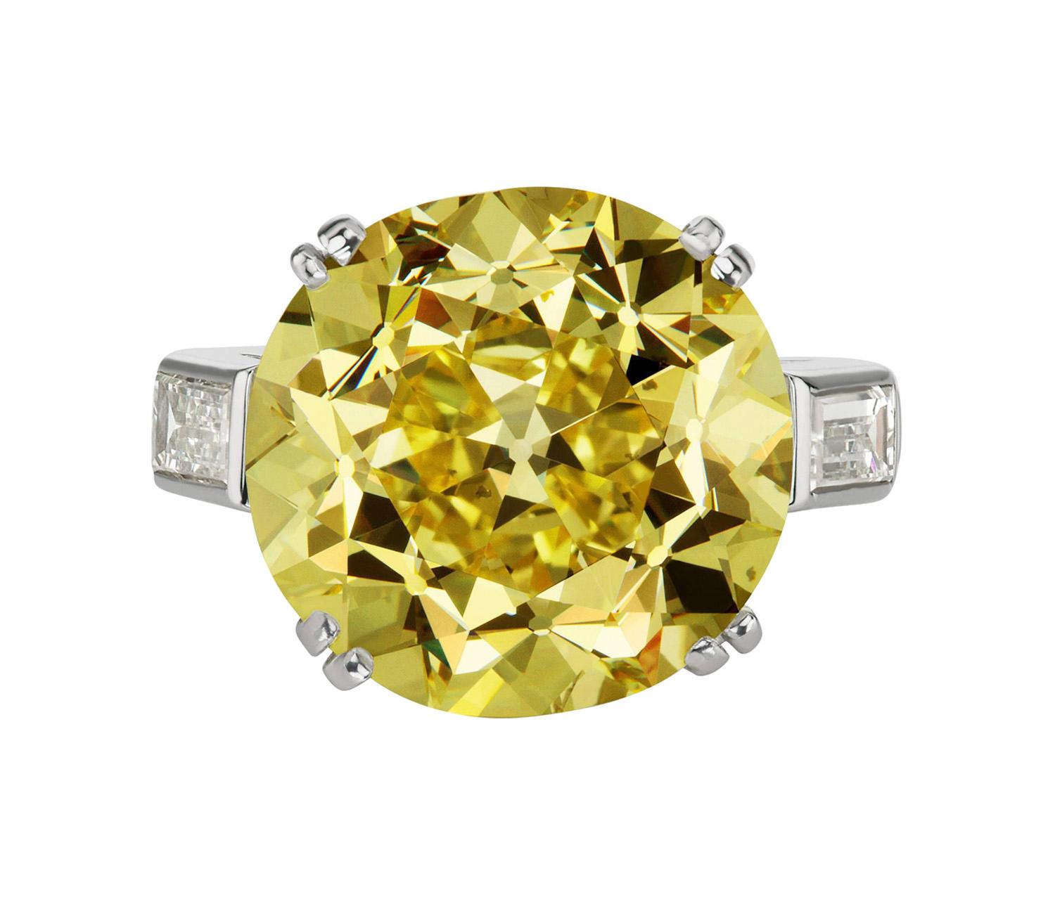 Nous avons le plaisir de vous proposer cette grande et rare bague pour femme en platine et diamant GIA de couleur naturelle jaune intense. Cette superbe bague est ornée de 11,45 ctw de diamants blancs et jaunes intenses naturels, dont une