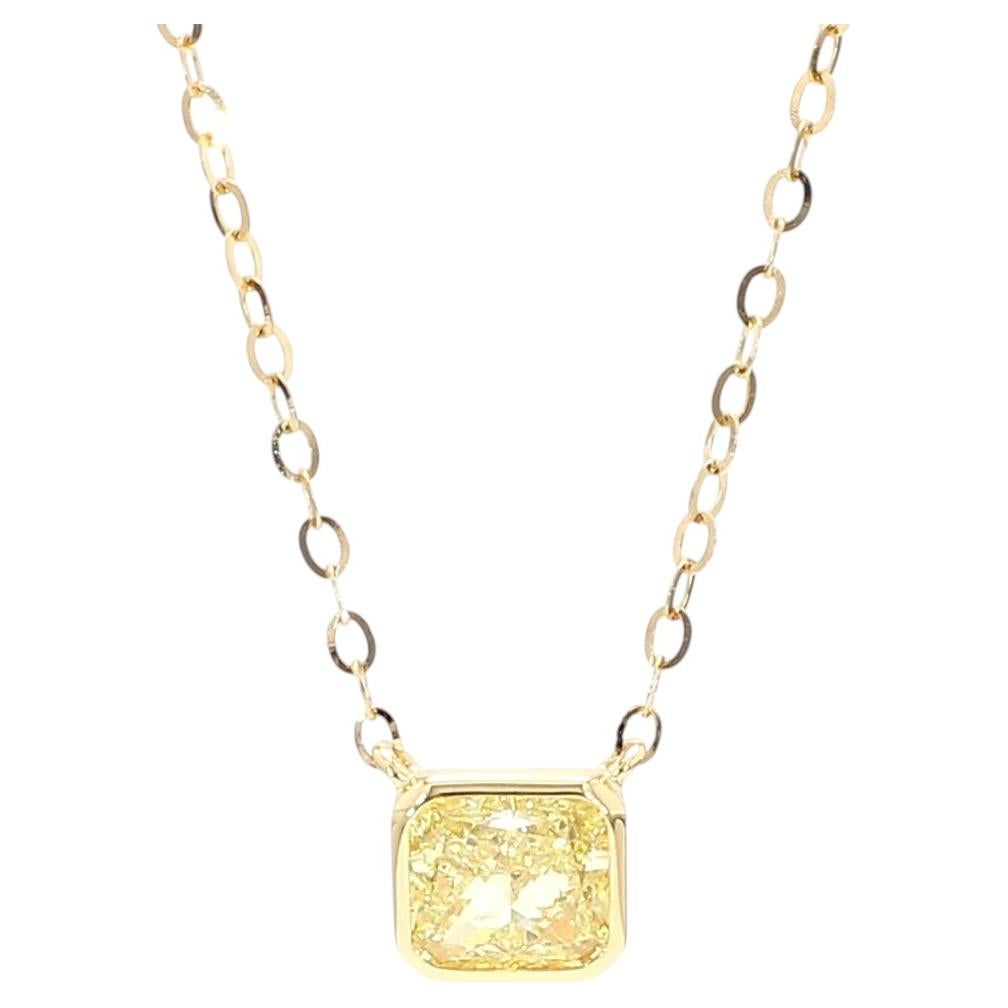 Collier en or serti d'un diamant GIA « Natural Fancy Light Yellow Radiant » de 0,71 carat TW