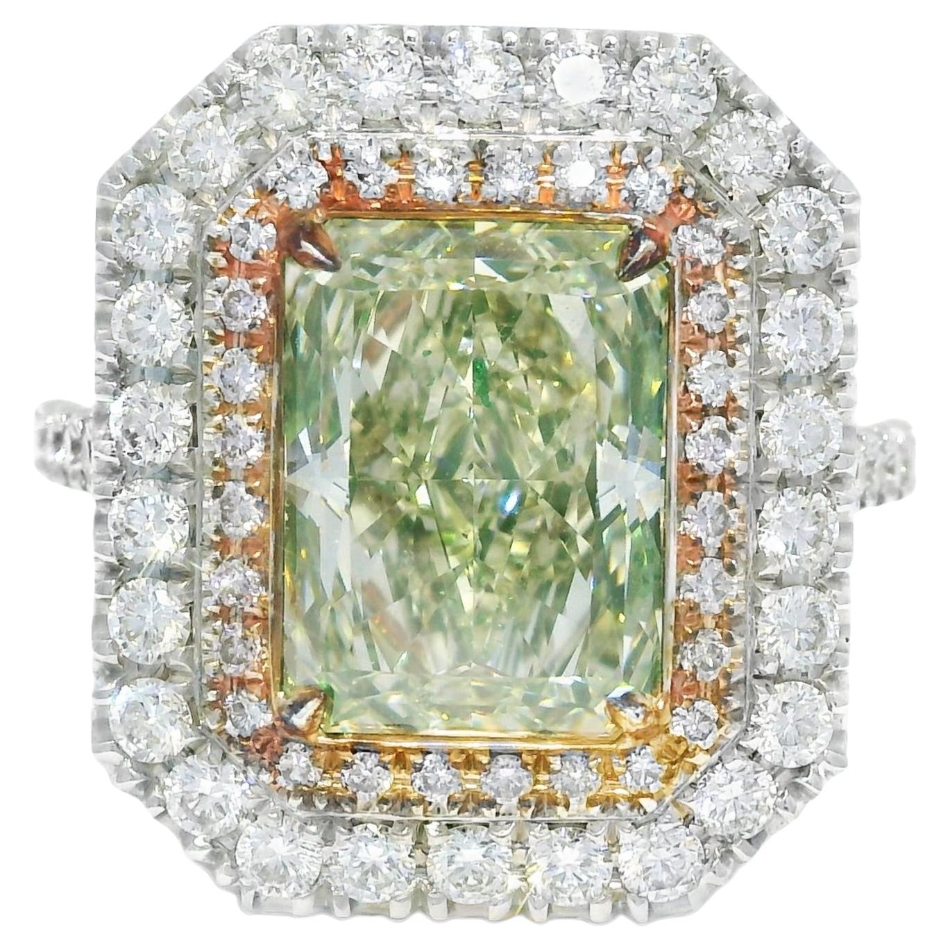 GIA Greene 
Greene naturale da 4,15 carati, diamante radiante da 18 carati, doppio anello aureolato In stock in vendita