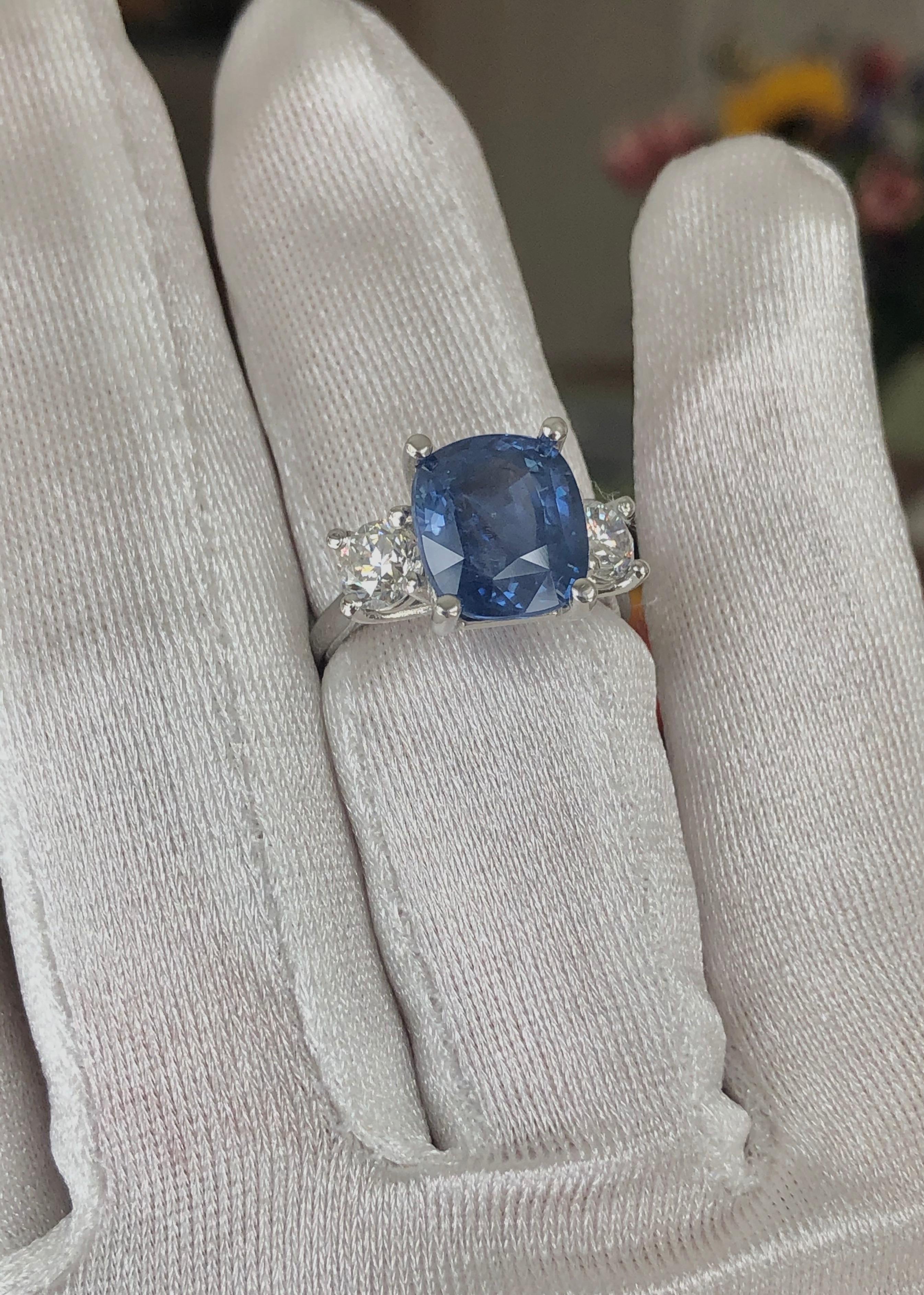 GIA zertifiziert Ungeheizte Natürliche Blauer Saphir und Diamant Verlobungsring Drei Stein in Platin.  
Der kissenförmige blaue Ceylon-Natursaphir wiegt insgesamt 7,11 Karat und zwei runde Diamanten im Brillantschliff wiegen insgesamt 1,29 Karat,