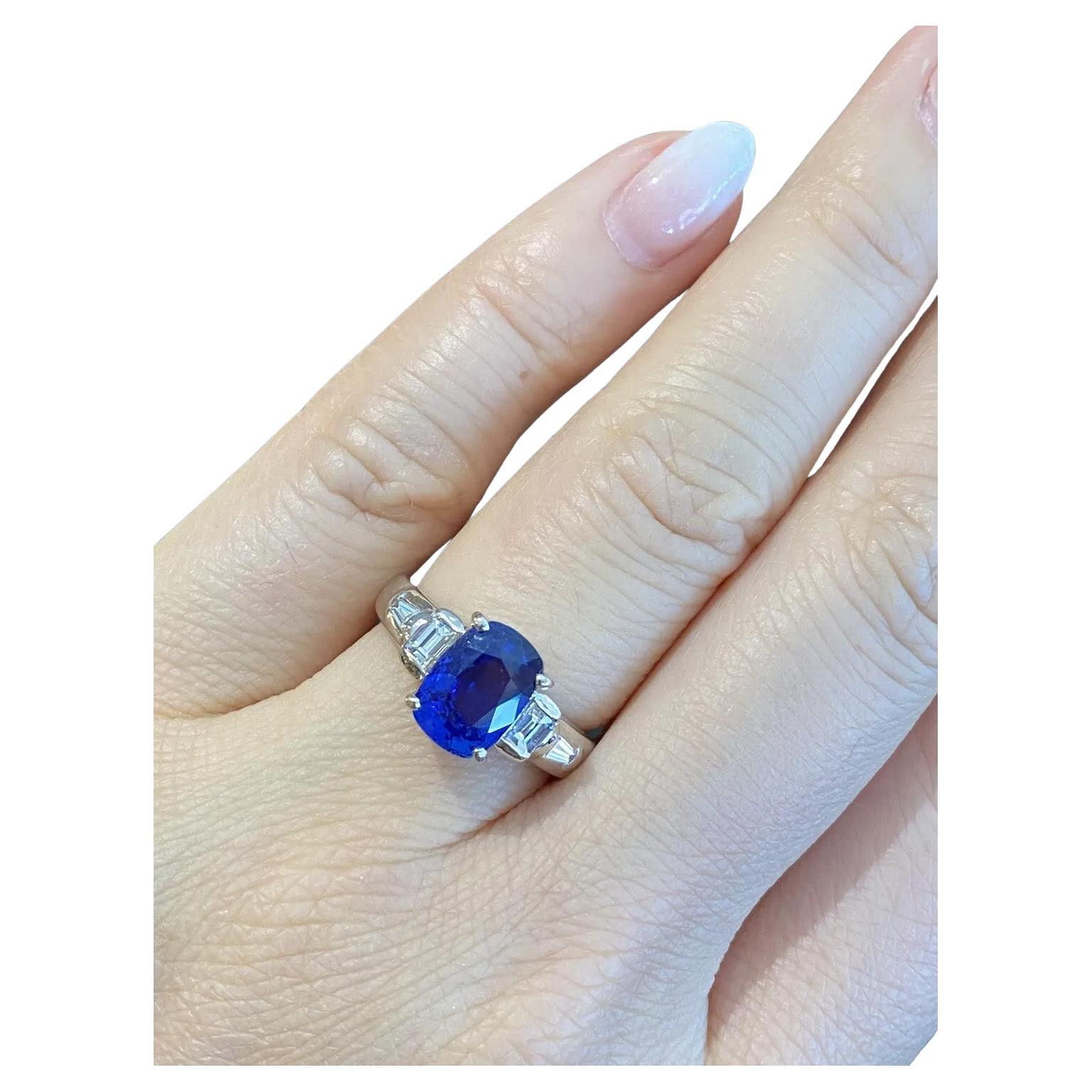 GIA Natural No Heat Oval Sapphire 3.23 Carat in Platinum Diamond Ring For Sale