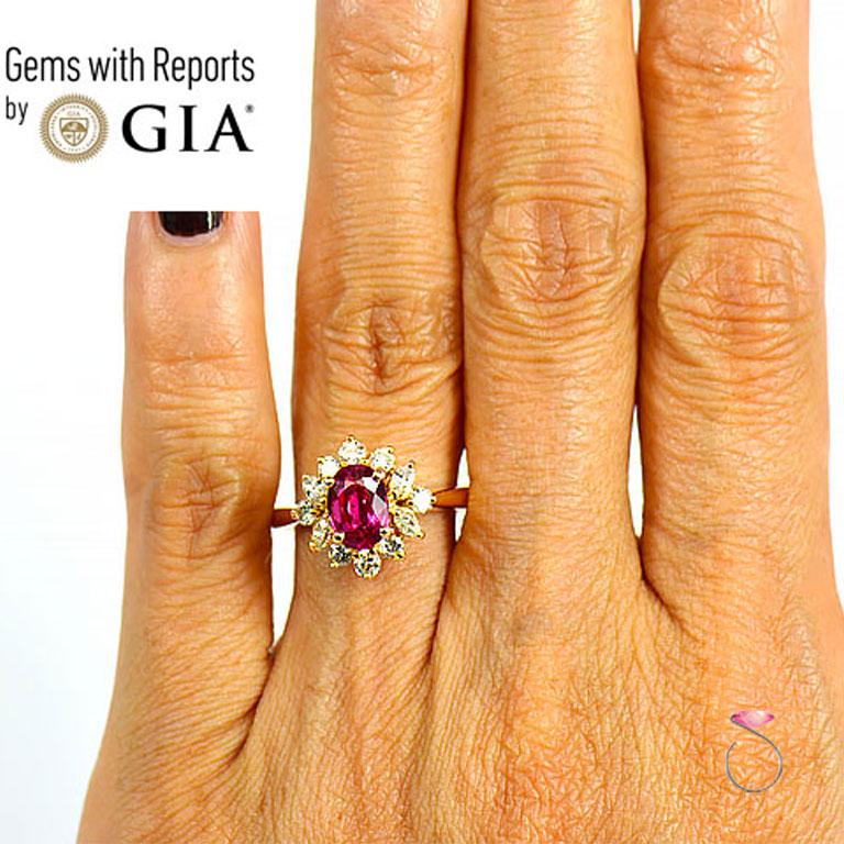 GIA natürlicher ovaler Burma-Rubin- und Diamant-Halo-Ring aus 18 Karat Gelbgold (Ovalschliff) im Angebot