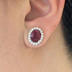 Pendientes de rubí ovalado natural GIA con halo de diamantes en oro blanco de 14k
