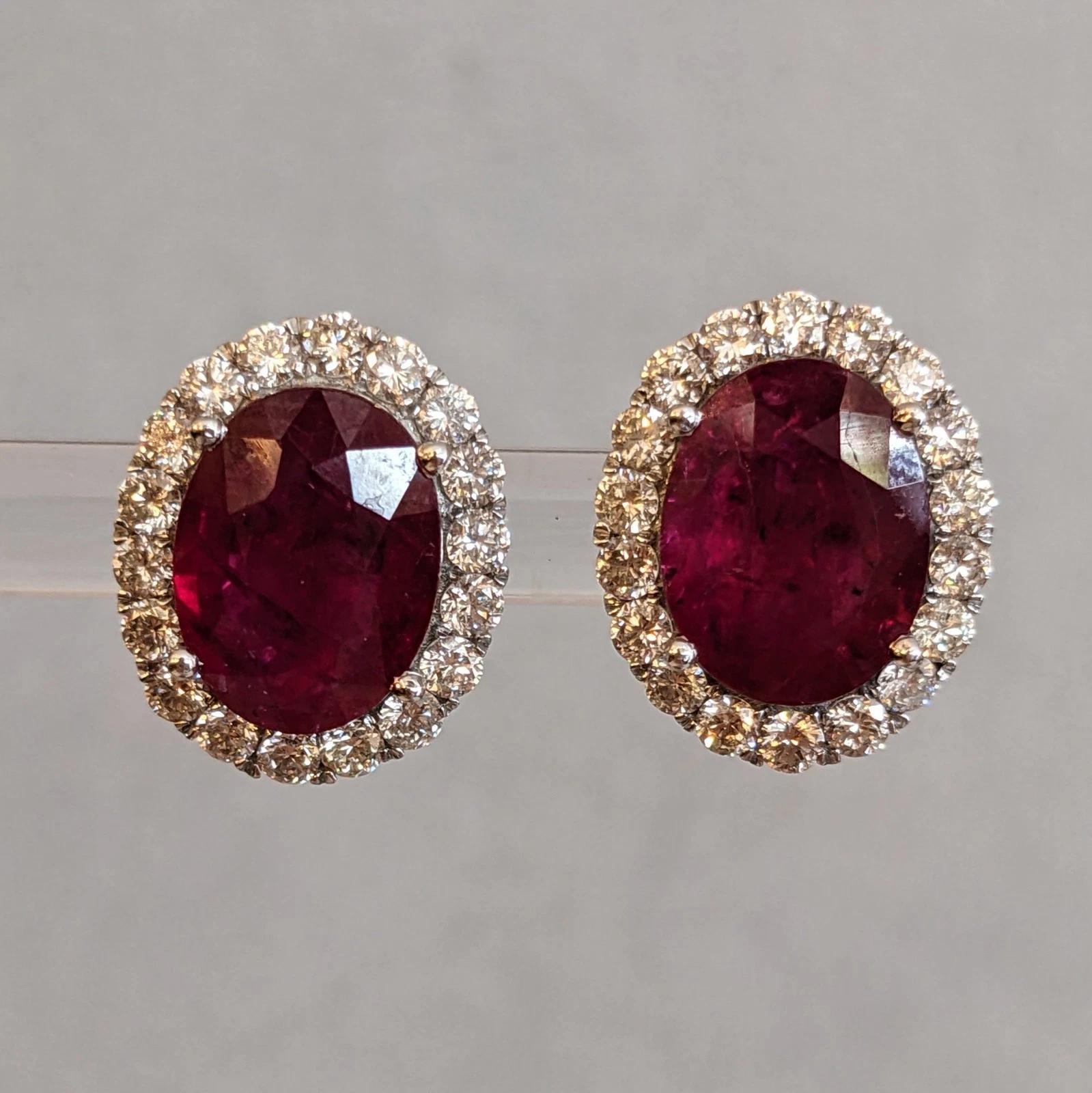 GIA Natürlicher ovaler Rubin-Ohrstecker mit Diamant-Halo in 14k Weißgold im Zustand „Hervorragend“ im Angebot in La Jolla, CA