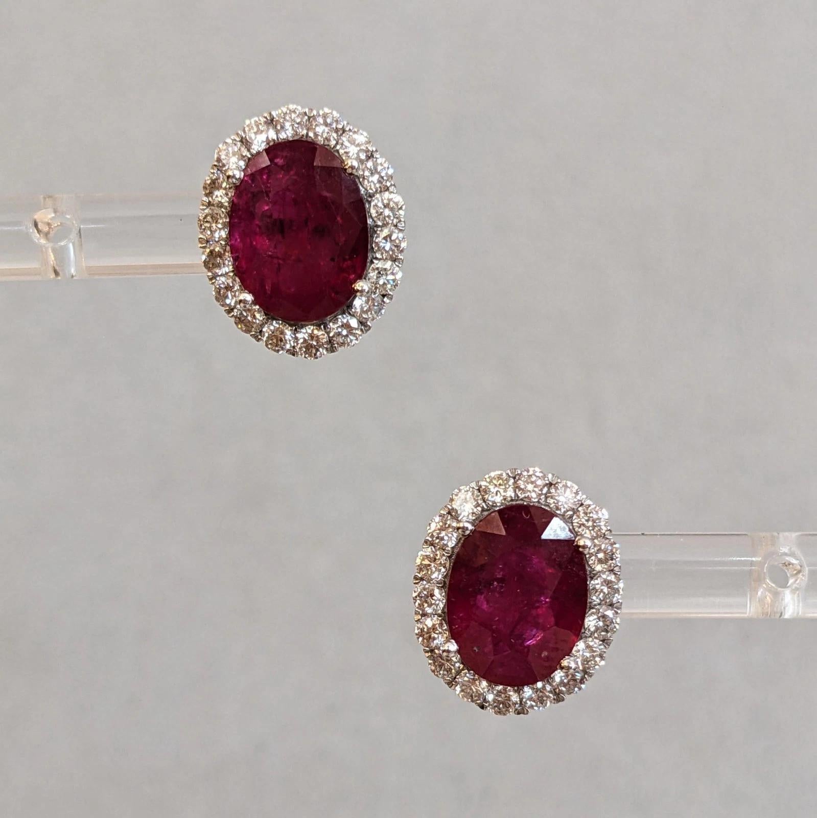 GIA Natürlicher ovaler Rubin-Ohrstecker mit Diamant-Halo in 14k Weißgold Damen im Angebot
