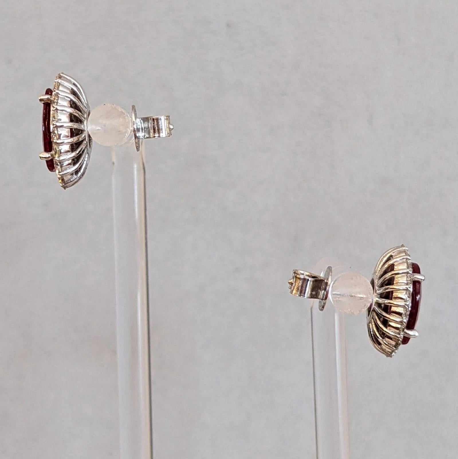 GIA Natürlicher ovaler Rubin-Ohrstecker mit Diamant-Halo in 14k Weißgold im Angebot 1