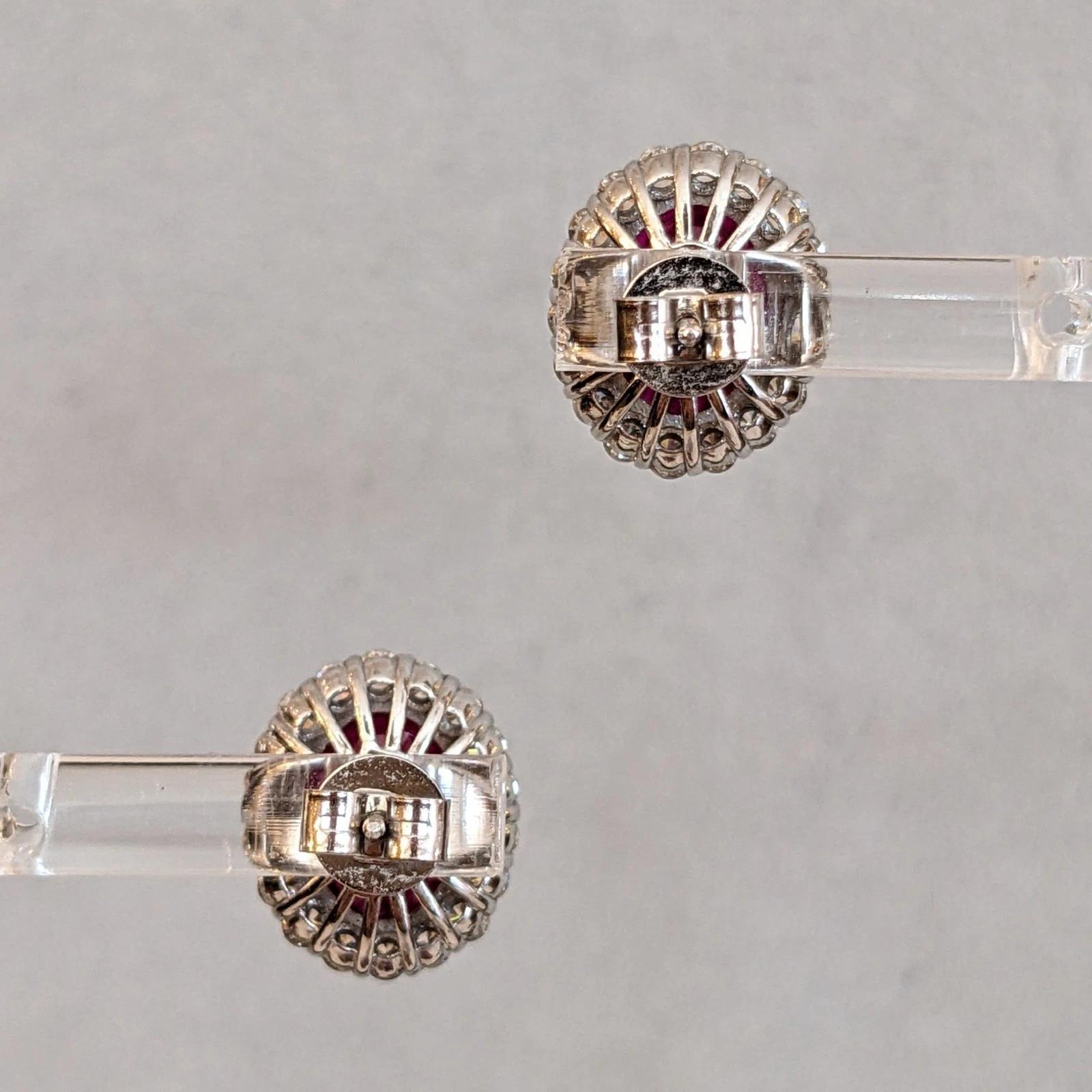 GIA Natürlicher ovaler Rubin-Ohrstecker mit Diamant-Halo in 14k Weißgold im Angebot 2
