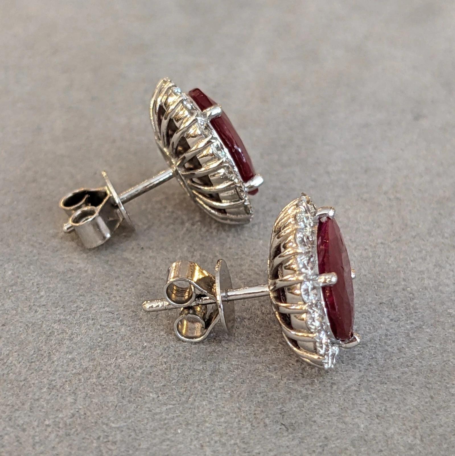 GIA Natürlicher ovaler Rubin-Ohrstecker mit Diamant-Halo in 14k Weißgold im Angebot 4