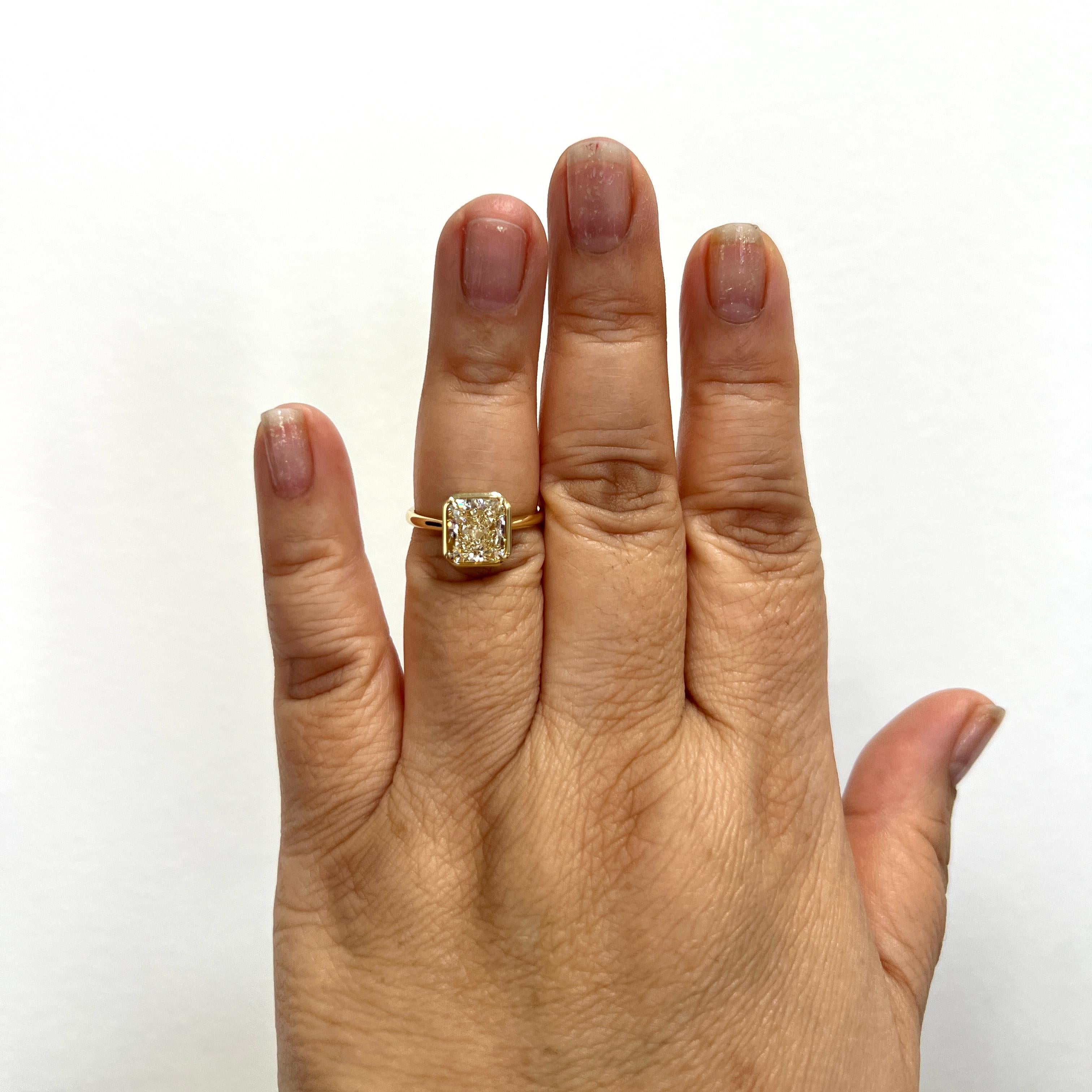 Bellissimo esemplare da 3,00 ct. Diamante radiante U-V VVS2.  Realizzato a mano in oro giallo 18 carati.  Misura dell'anello 6,75.  Viene fornito con un certificato GIA.