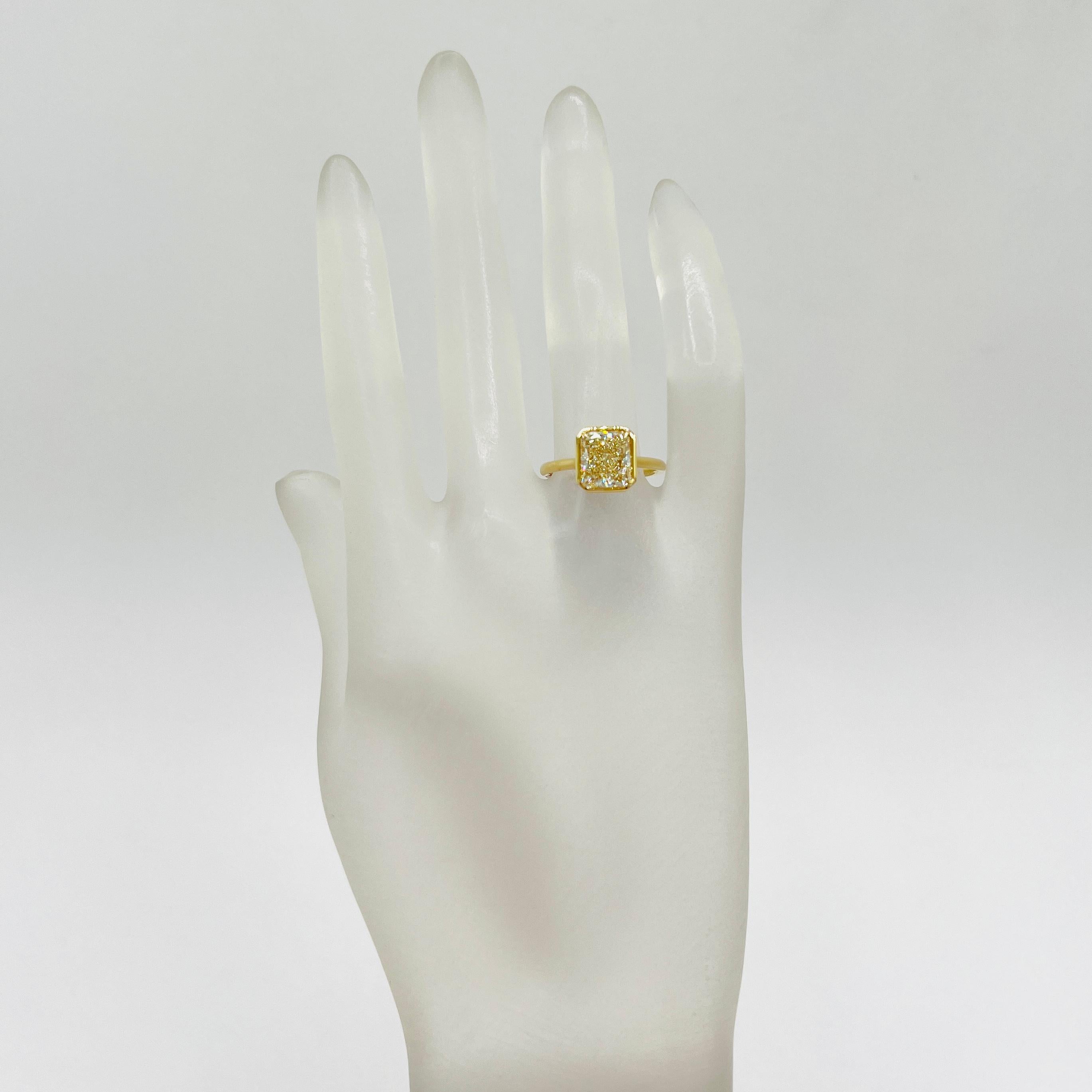 Taglio radiant Anello con castone di diamanti radianti gialli GIA in oro giallo 18 carati in vendita