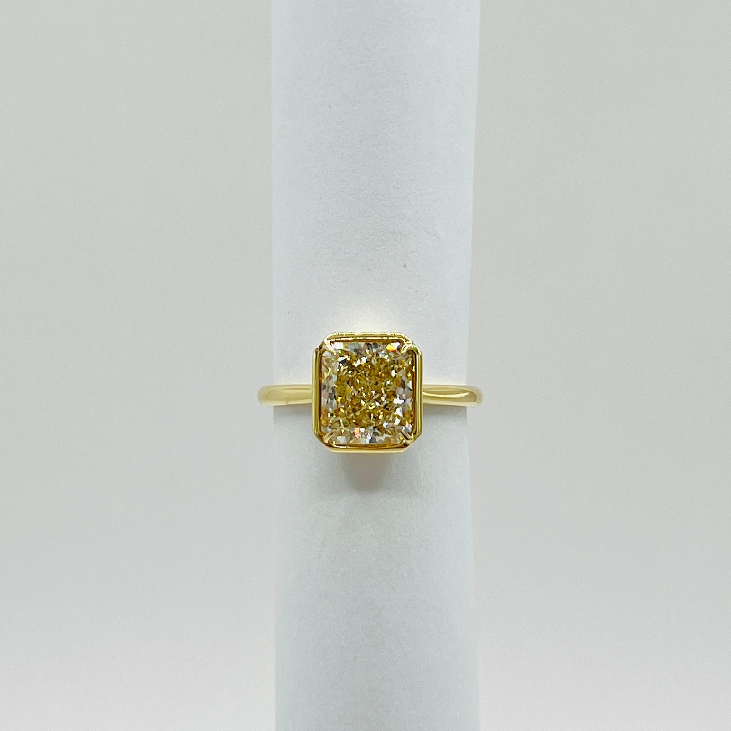 Anello con castone di diamanti radianti gialli GIA in oro giallo 18 carati In condizioni Nuovo in vendita a Los Angeles, CA