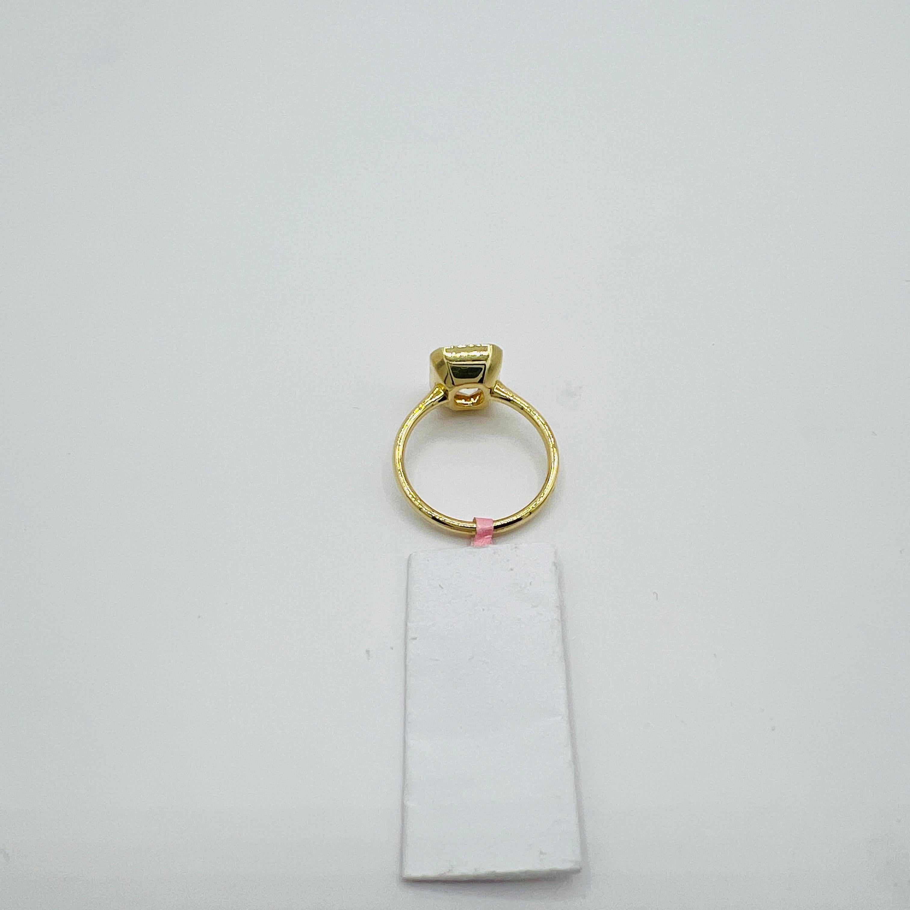Anello con castone di diamanti radianti gialli GIA in oro giallo 18 carati in vendita 1