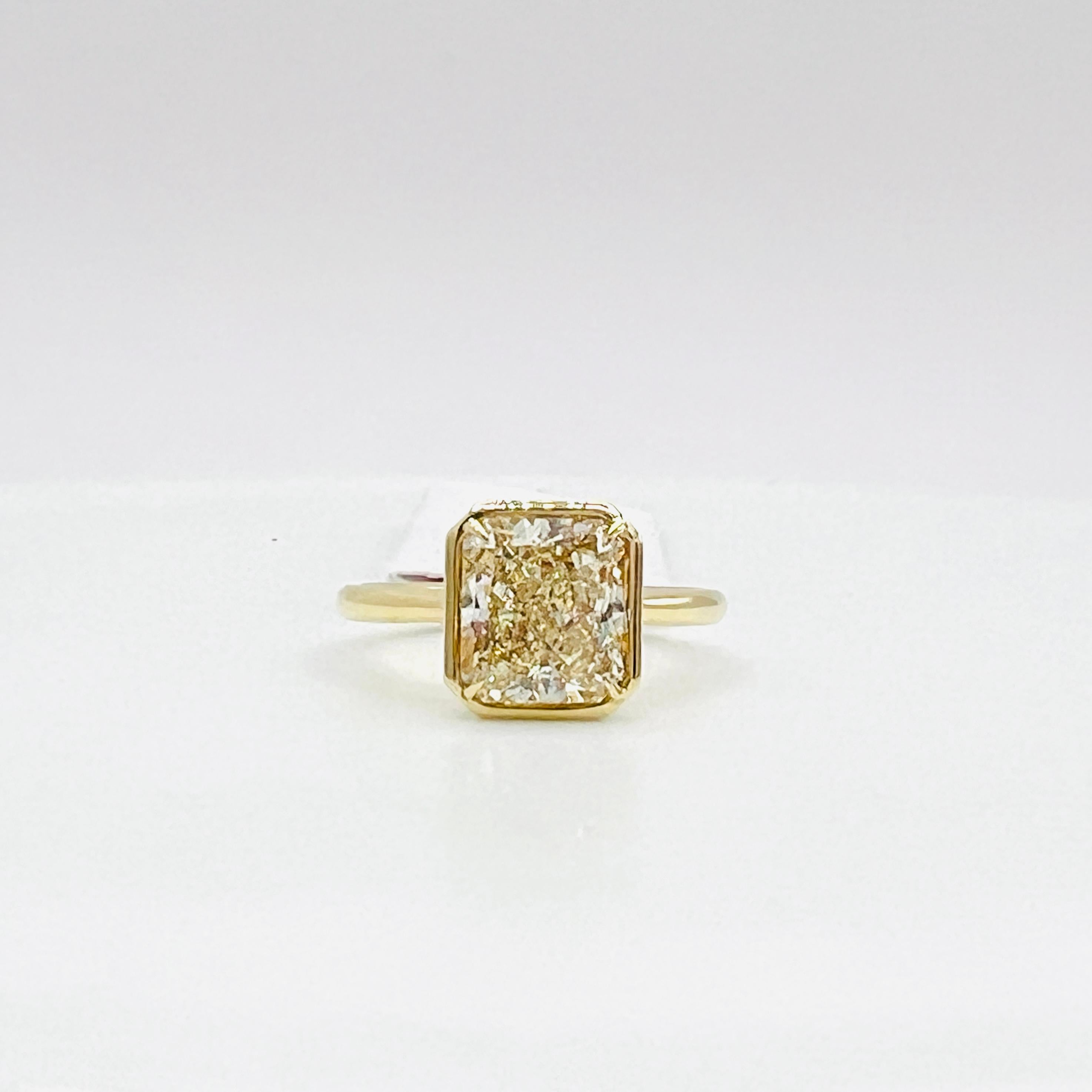 Anello con castone di diamanti radianti gialli GIA in oro giallo 18 carati in vendita 2
