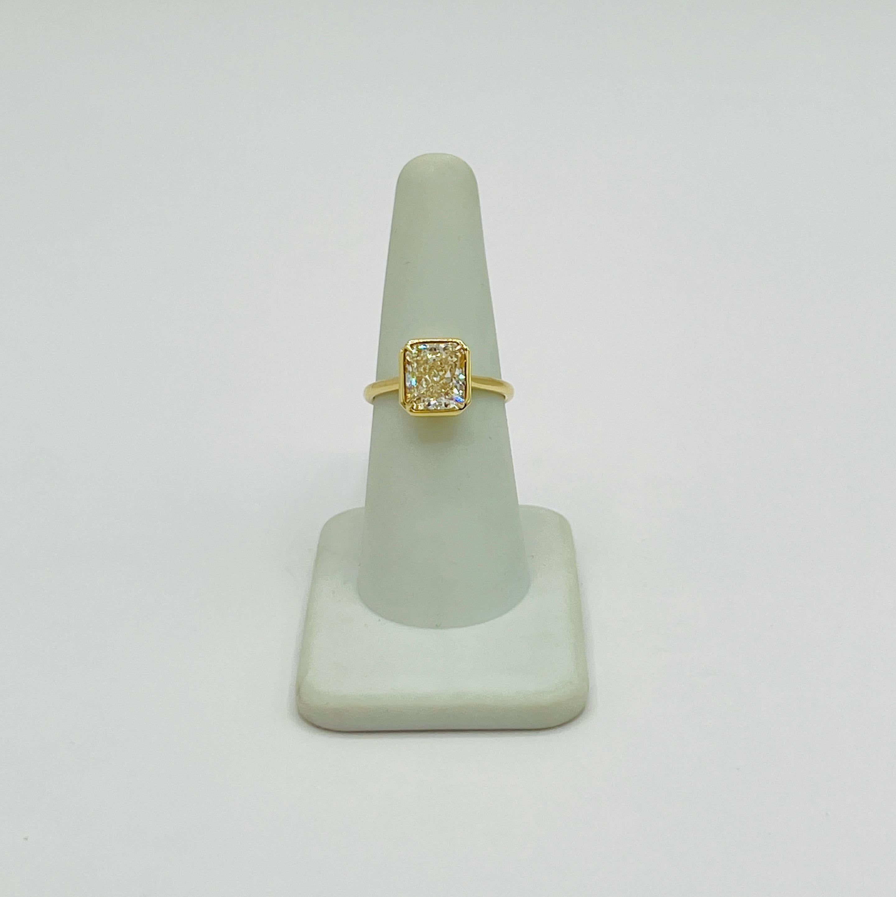 Anello con castone di diamanti radianti gialli GIA in oro giallo 18 carati in vendita 4