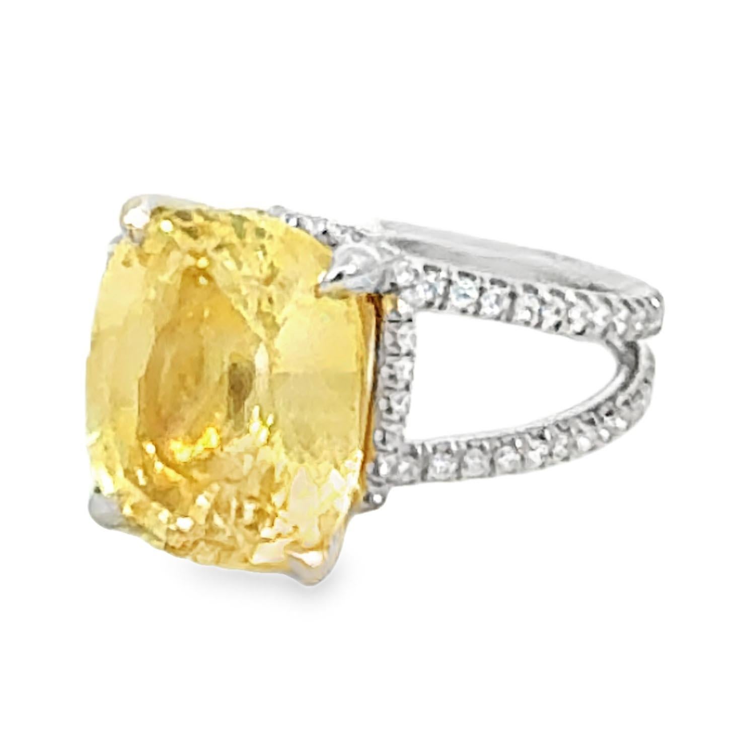 Dieser GIA-zertifizierte Ringcocktail aus 10,19 Karat leuchtend gelbem Saphir präsentiert einen seltenen, unerhitzten Saphir aus Sri Lanka, das für die Herstellung einiger der wertvollsten Saphire der Welt bekannt ist. Der gelbe Saphir im