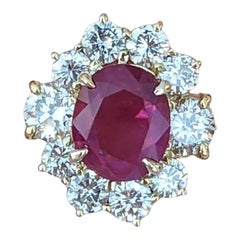 GIA No Heat Burma Rubin 3,00 ct in Diamant und 18k Gelbgold Einstellung