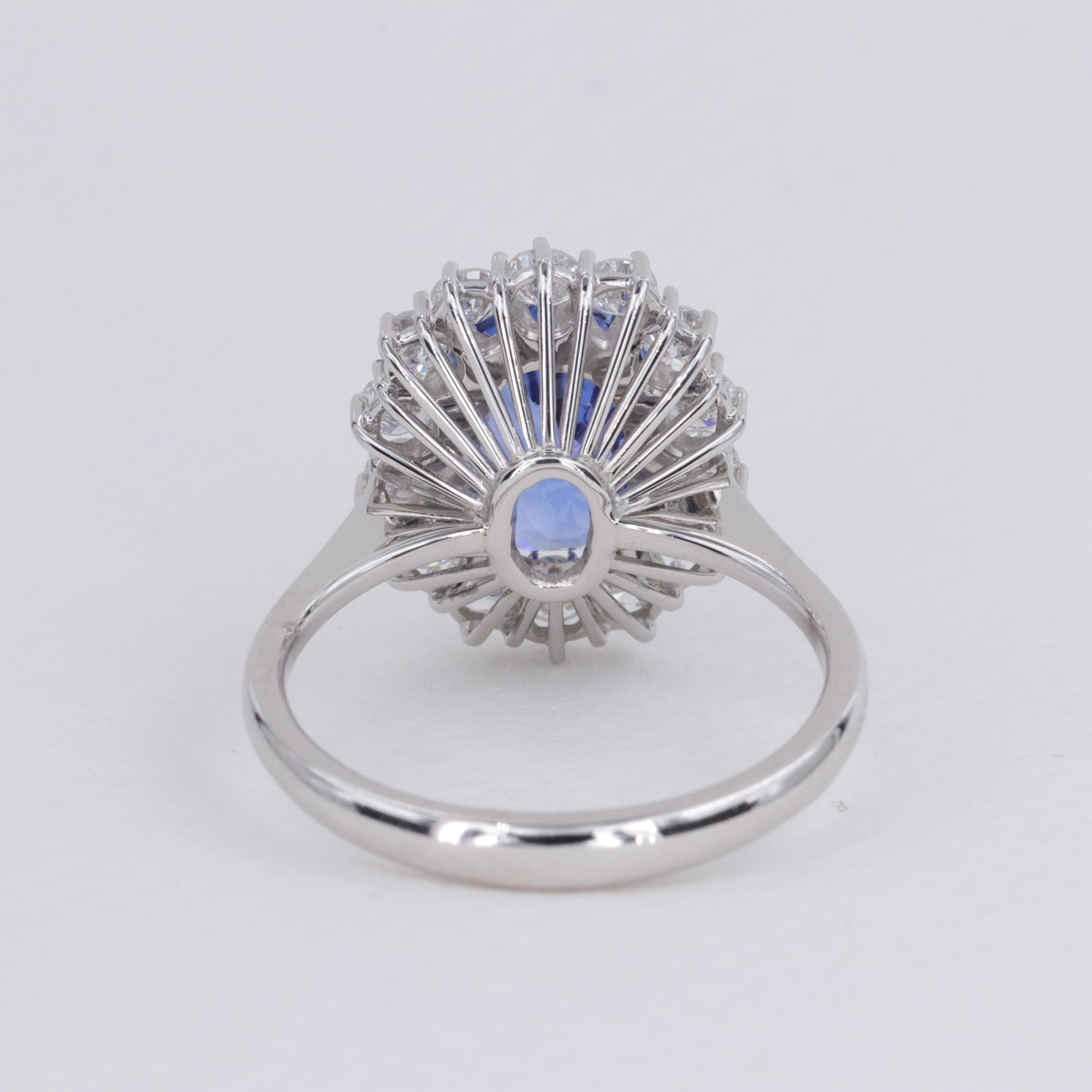 G.I.A. Bague style princesse Diana en saphir de Ceylan non chauffé et halo de diamants, faite à la main Unisexe en vente