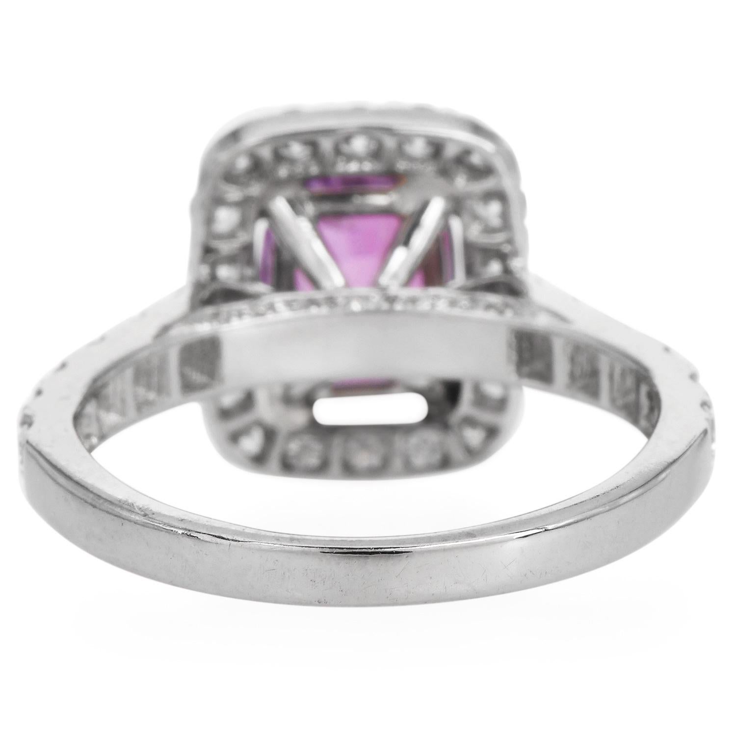 GIA Zafiro rosa de Cachemira sin calor talla cojín Anillo de compromiso 18K en Excelente estado para la venta en Miami, FL