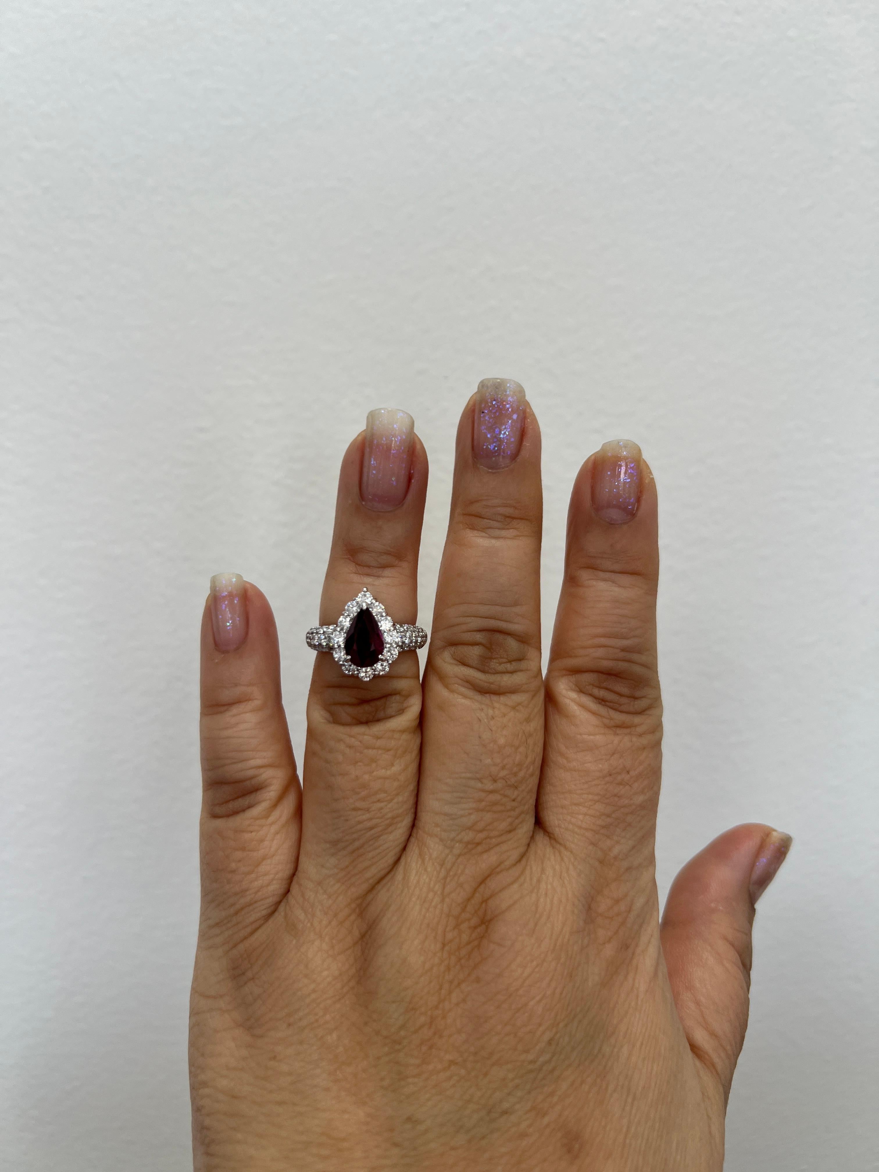 Wunderschöne 2.26 ct. GIA ungeheizter birnenförmiger Rubin aus Mosambik mit weißen runden Diamanten von 1,54 ct. guter Qualität.  Handgefertigt in Platin.  Ringgröße 6,25.  Inklusive GIA-Zertifikat.

