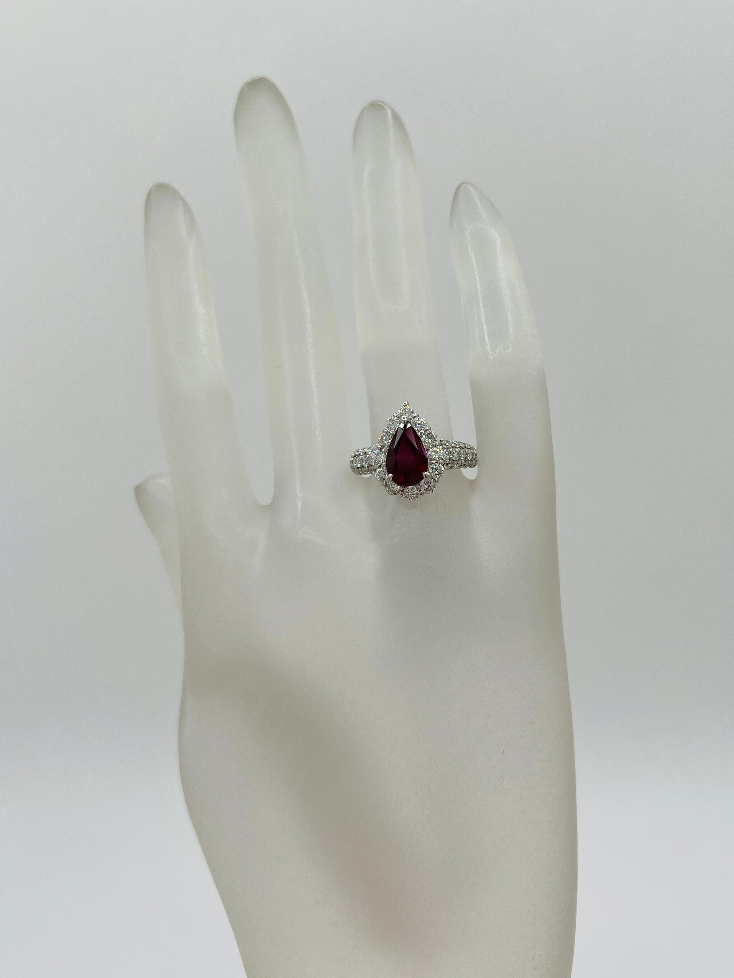 GIA Ring aus Platin mit unbehandeltem Mosambik-Rubin in Birnenform und weißem Diamanten in Platin (Tropfenschliff) im Angebot