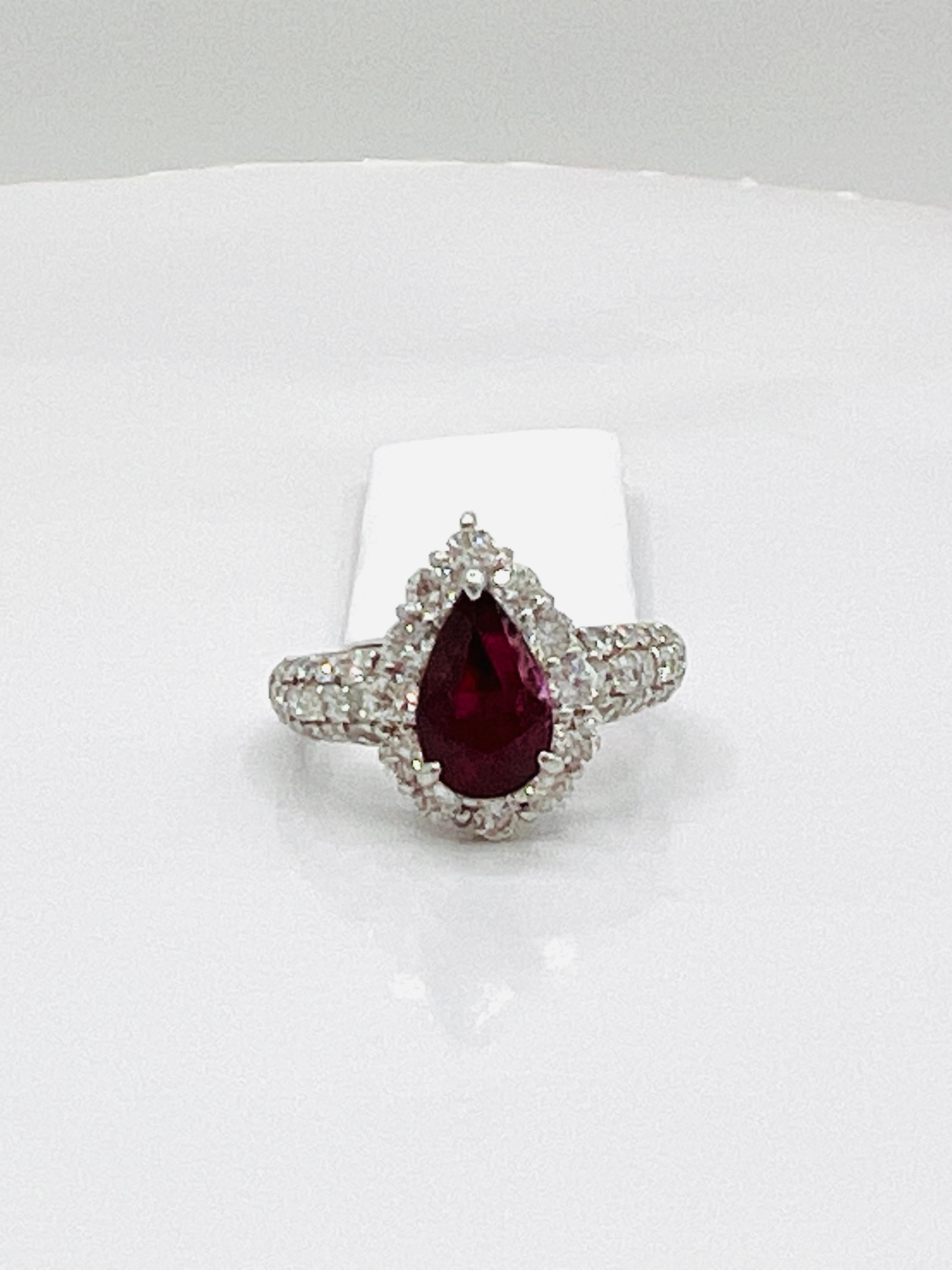 GIA Ring aus Platin mit unbehandeltem Mosambik-Rubin in Birnenform und weißem Diamanten in Platin im Zustand „Neu“ im Angebot in Los Angeles, CA