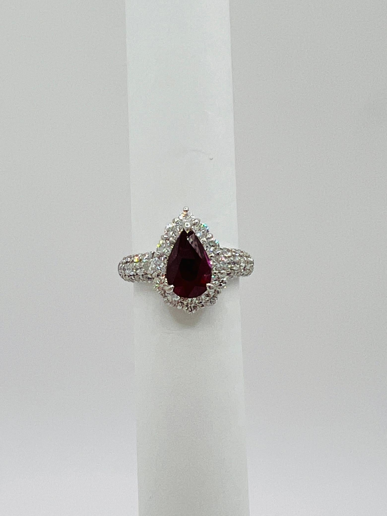 GIA Ring aus Platin mit unbehandeltem Mosambik-Rubin in Birnenform und weißem Diamanten in Platin für Damen oder Herren im Angebot