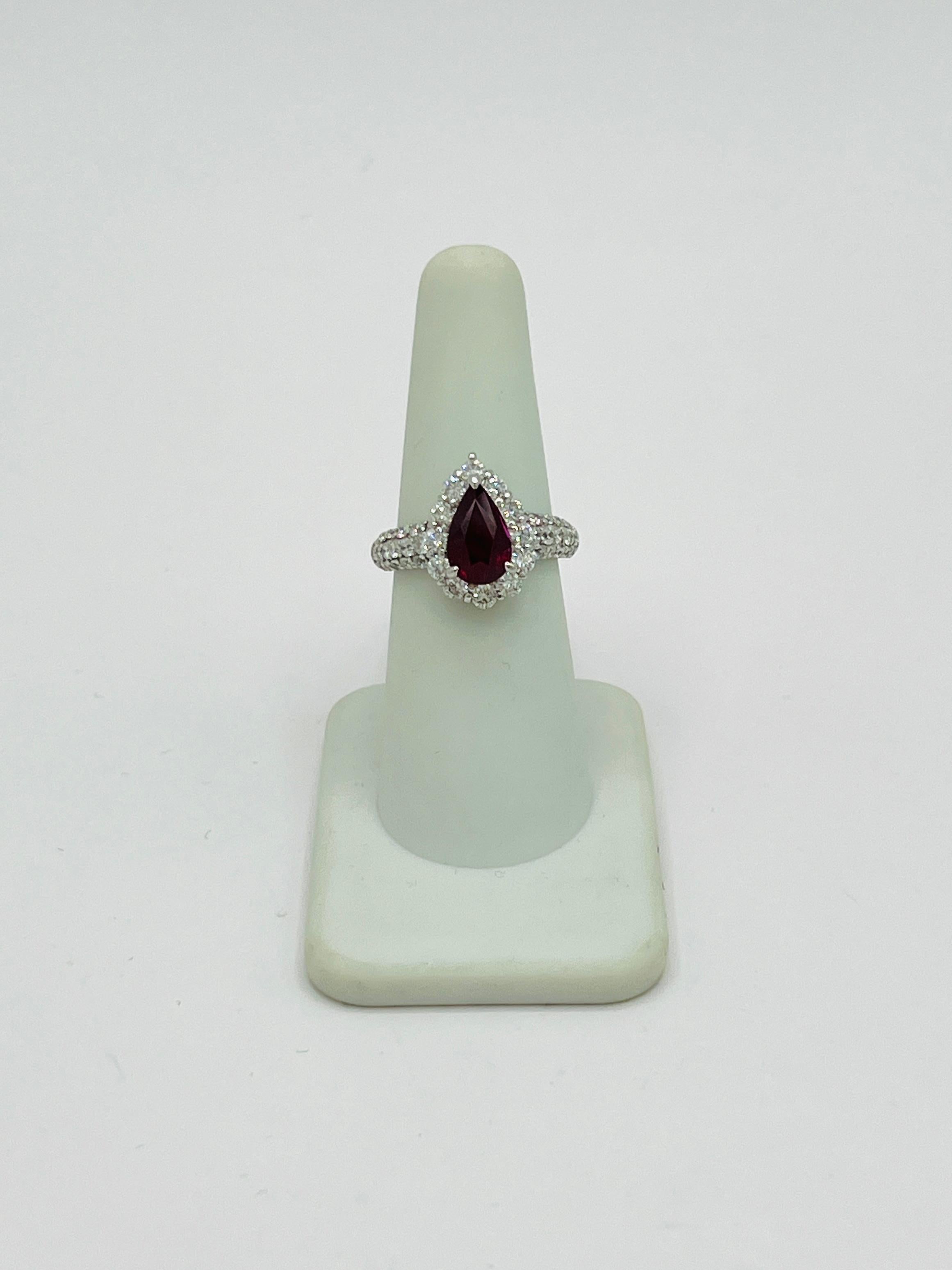 GIA Ring aus Platin mit unbehandeltem Mosambik-Rubin in Birnenform und weißem Diamanten in Platin im Angebot 1