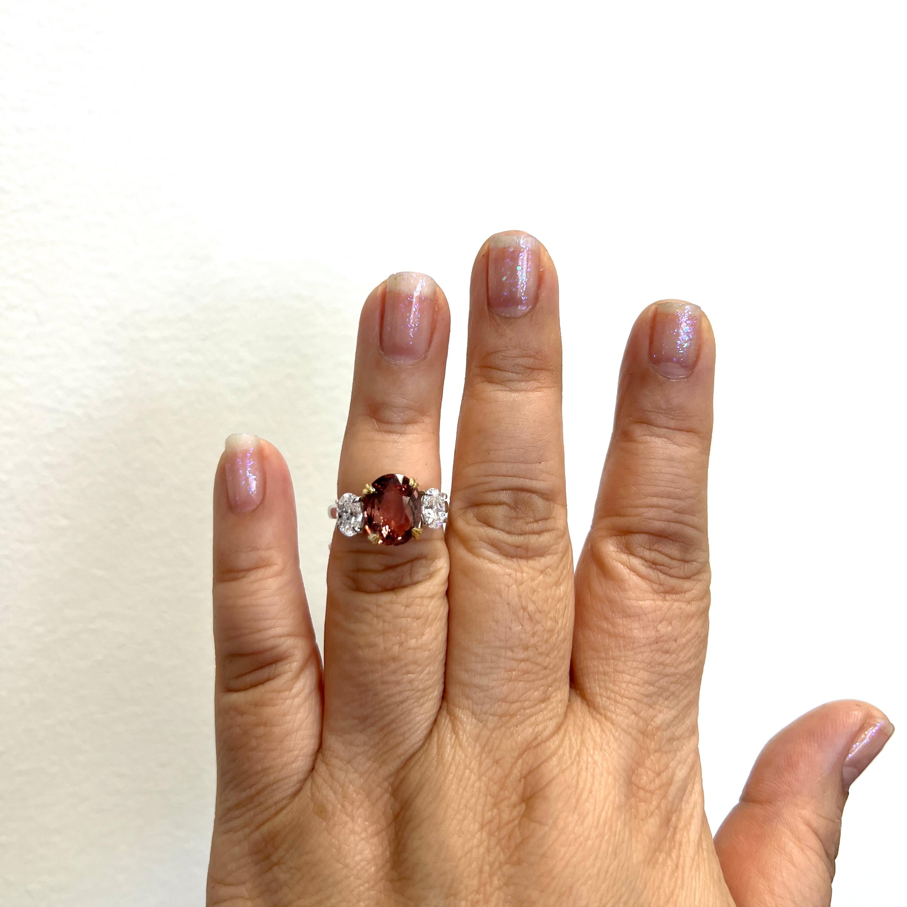 Magnifique saphir ovale non chauffé de 5,10 ct. rose orangé brunâtre avec 1,40 ct. Ovales de diamants blancs E SI2. 
Fabriqué à la main en platine et en or jaune 18k.  Bague taille 6.5.  Livré avec un certificat GIA.