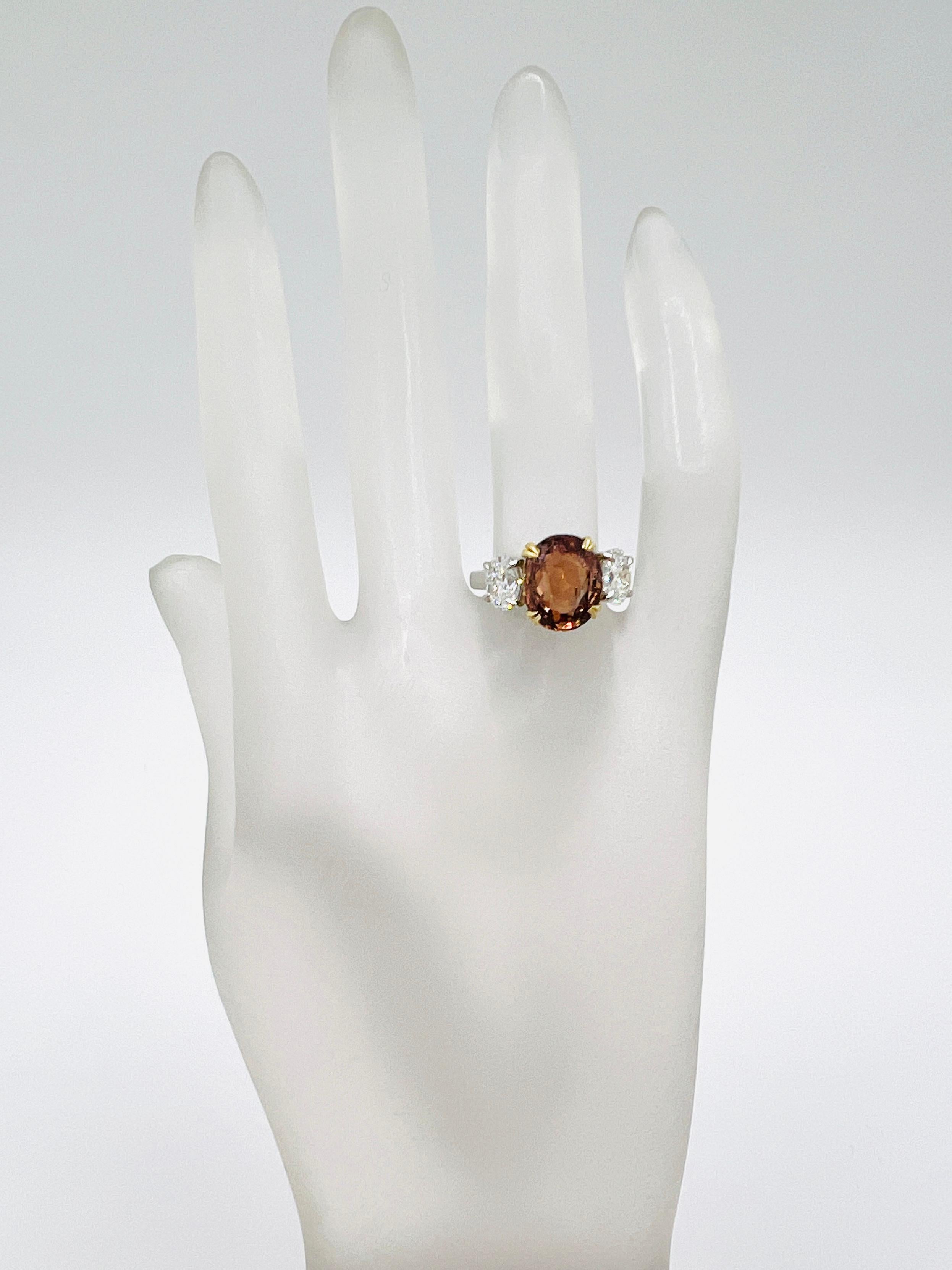 Taille ovale Bague à trois pierres en platine et 18 carats, saphir ovale non chauffé et diamant blanc, certifié GIA en vente