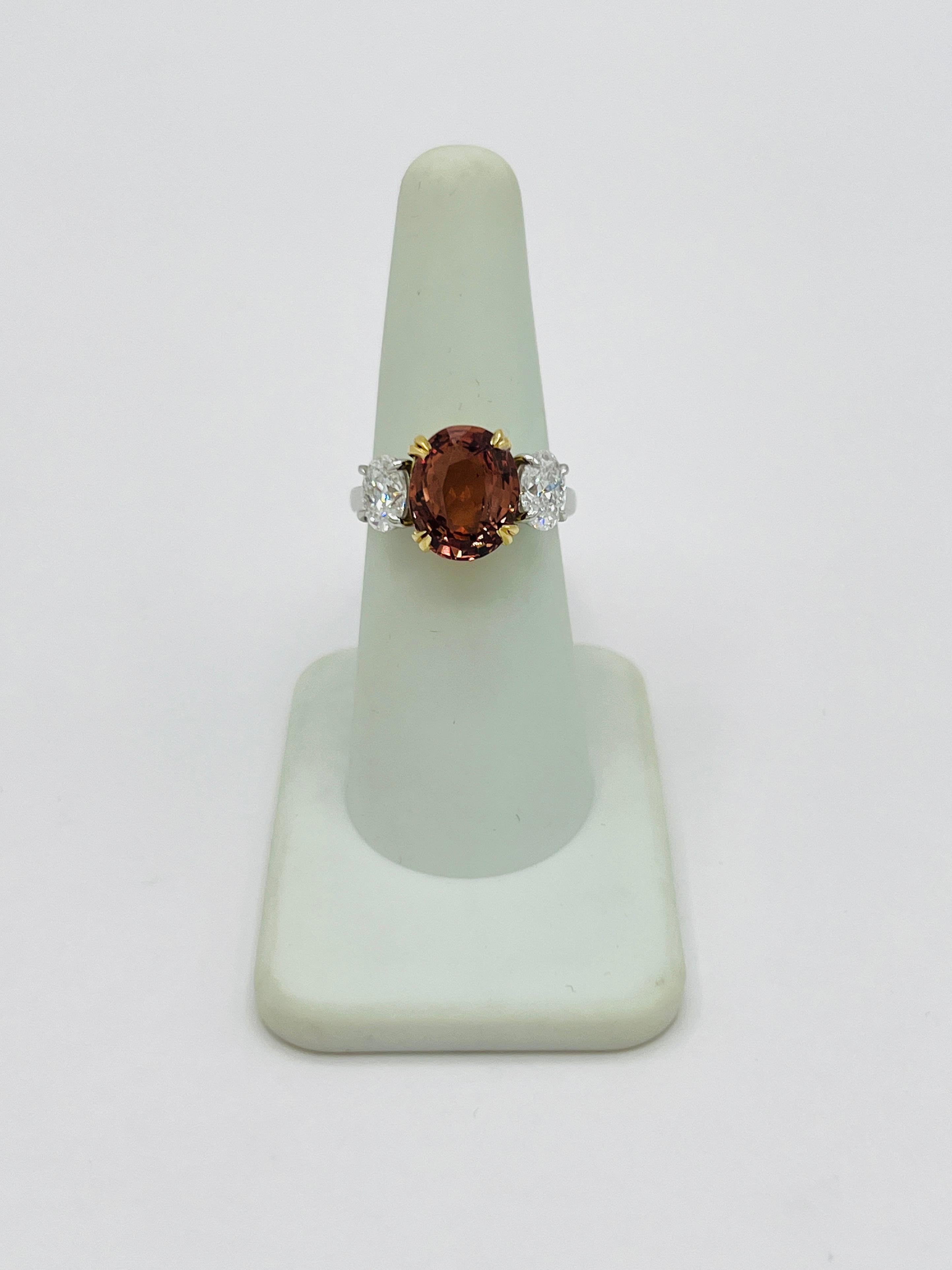 Bague à trois pierres en platine et 18 carats, saphir ovale non chauffé et diamant blanc, certifié GIA Neuf - En vente à Los Angeles, CA