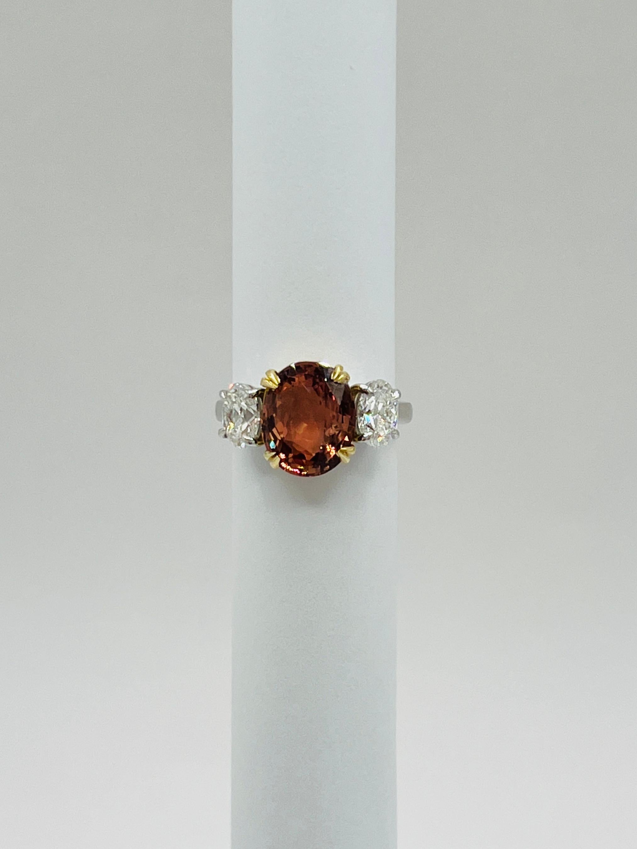 Bague à trois pierres en platine et 18 carats, saphir ovale non chauffé et diamant blanc, certifié GIA en vente 2