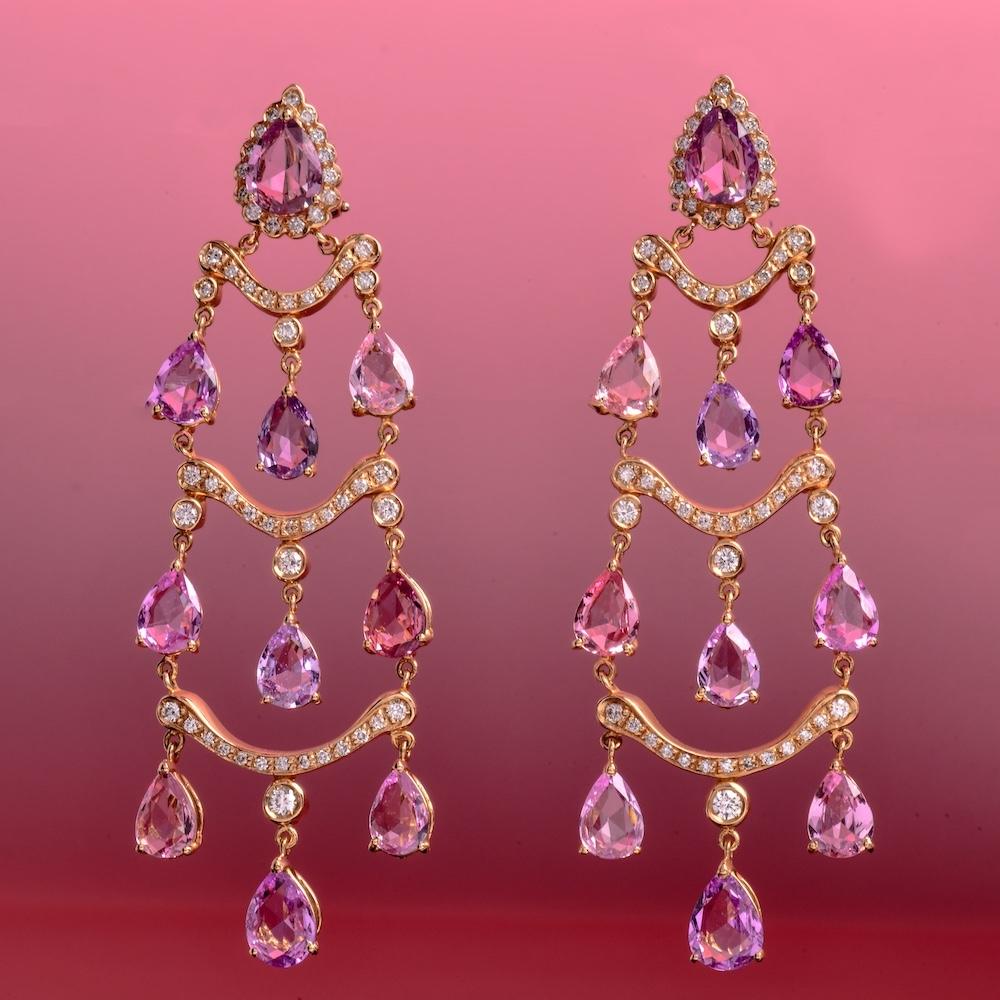 Estos impresionantes pendientes en forma de araña de zafiro rosa y diamantes de oro rosa de 18 quilates son elegantes y sofisticados, perfectos para cócteles y eventos.

Estos pendientes presentan tres filas de gotas colgantes en cascada que captan
