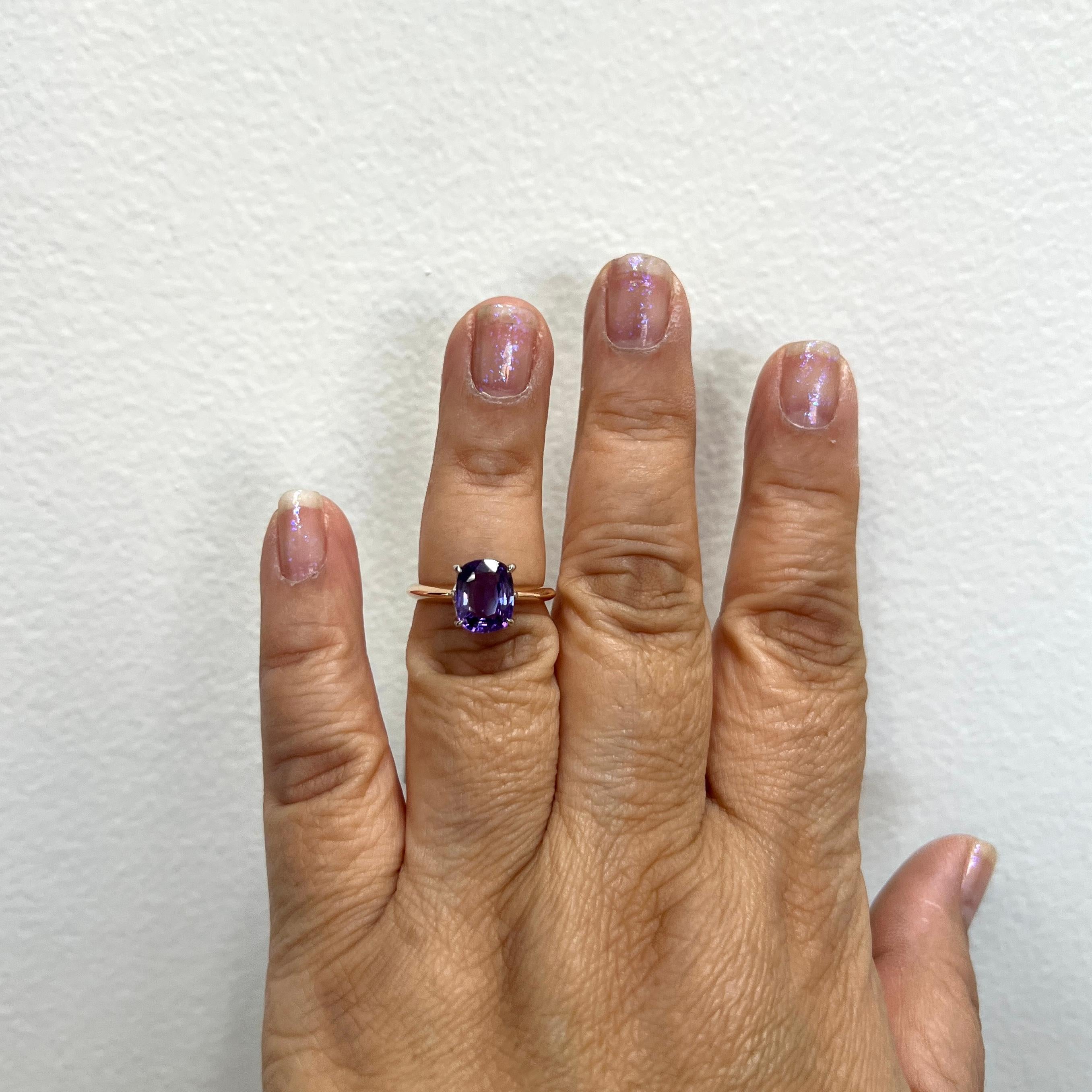 Splendido cuscino di zaffiro viola non riscaldato da 2,81 carati.  Realizzato a mano in oro bianco e rosa 18 carati.  Anello misura 7.  Viene fornito con certificato GIA.