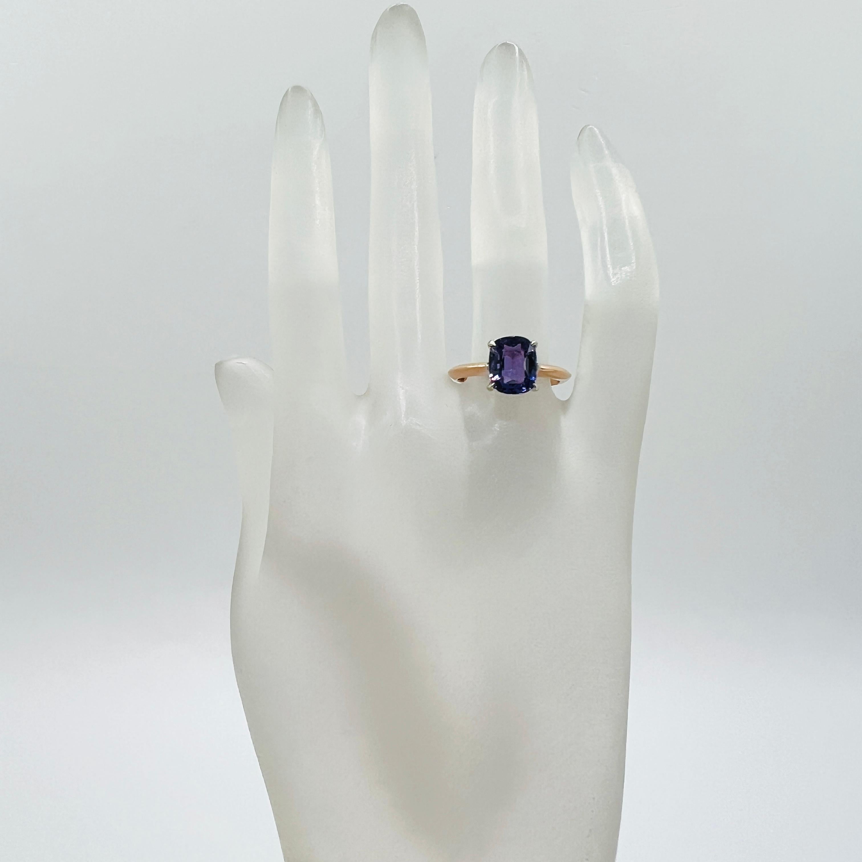 Taglio cuscino Anello con zaffiro viola a cuscino senza calore GIA in oro bianco e rosa 18 carati in vendita