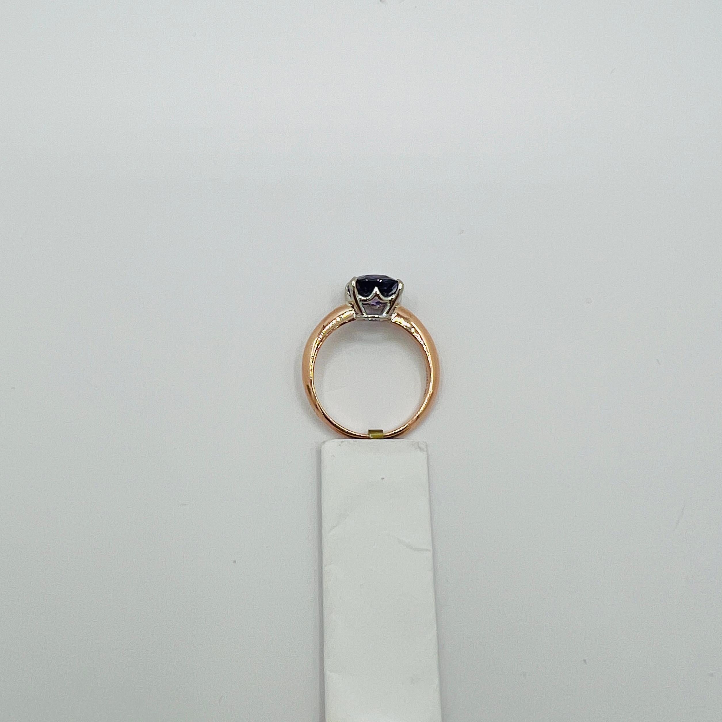 Anello con zaffiro viola a cuscino senza calore GIA in oro bianco e rosa 18 carati In condizioni Nuovo in vendita a Los Angeles, CA